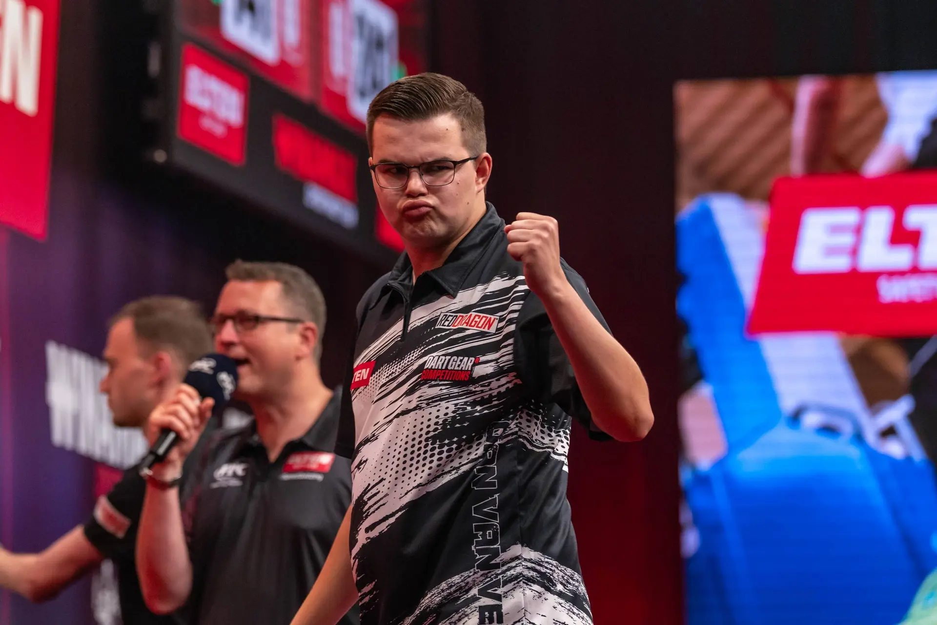 Gian van Veen na fraaie comeback tegen Dimitri Van den Bergh naar laatste 16 op Baltic Sea Darts Open; Kevin Doets schakelt Nathan Aspinall uit