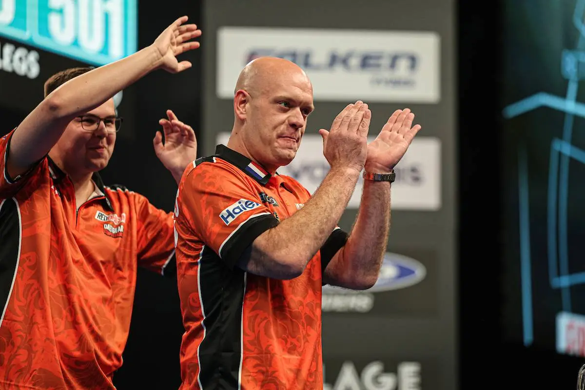 Michael van Gerwen en Gian van Veen zwaaien en klappen naar het publiek.