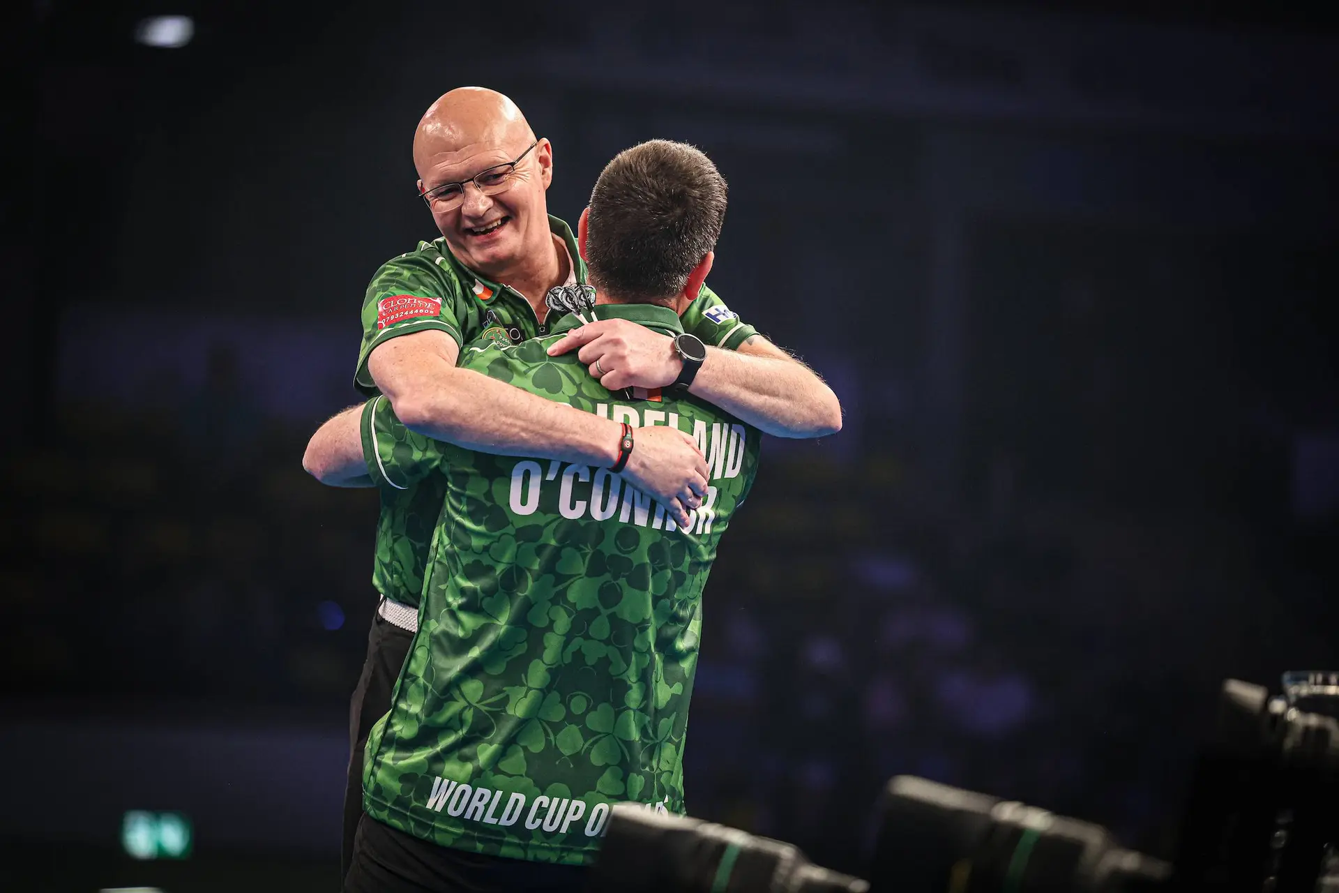 Mickey Mansell en William O'Connor springen elkaar in de armen