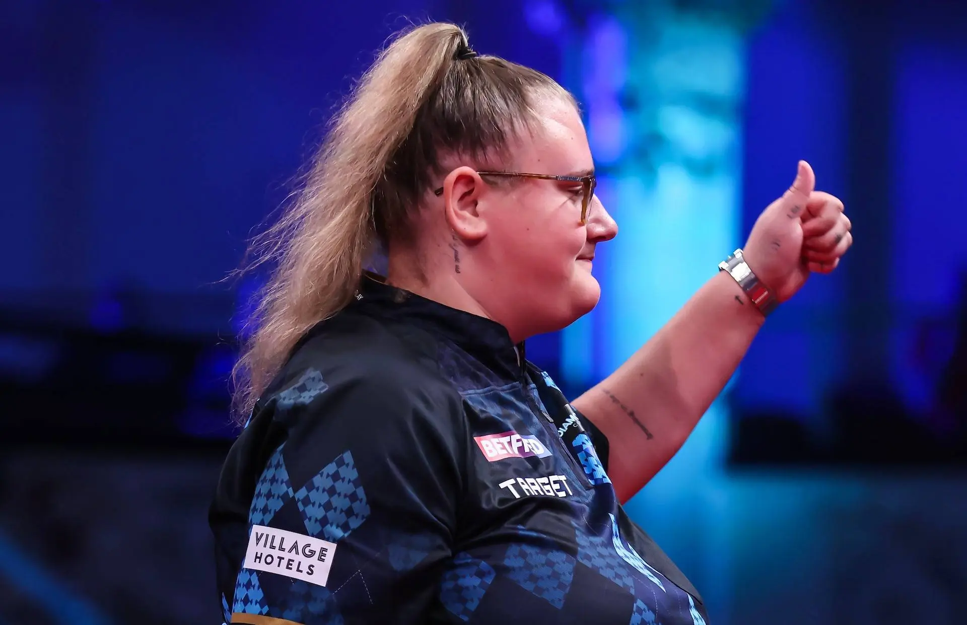 Beau Greaves steekt haar duim op richting het publiek