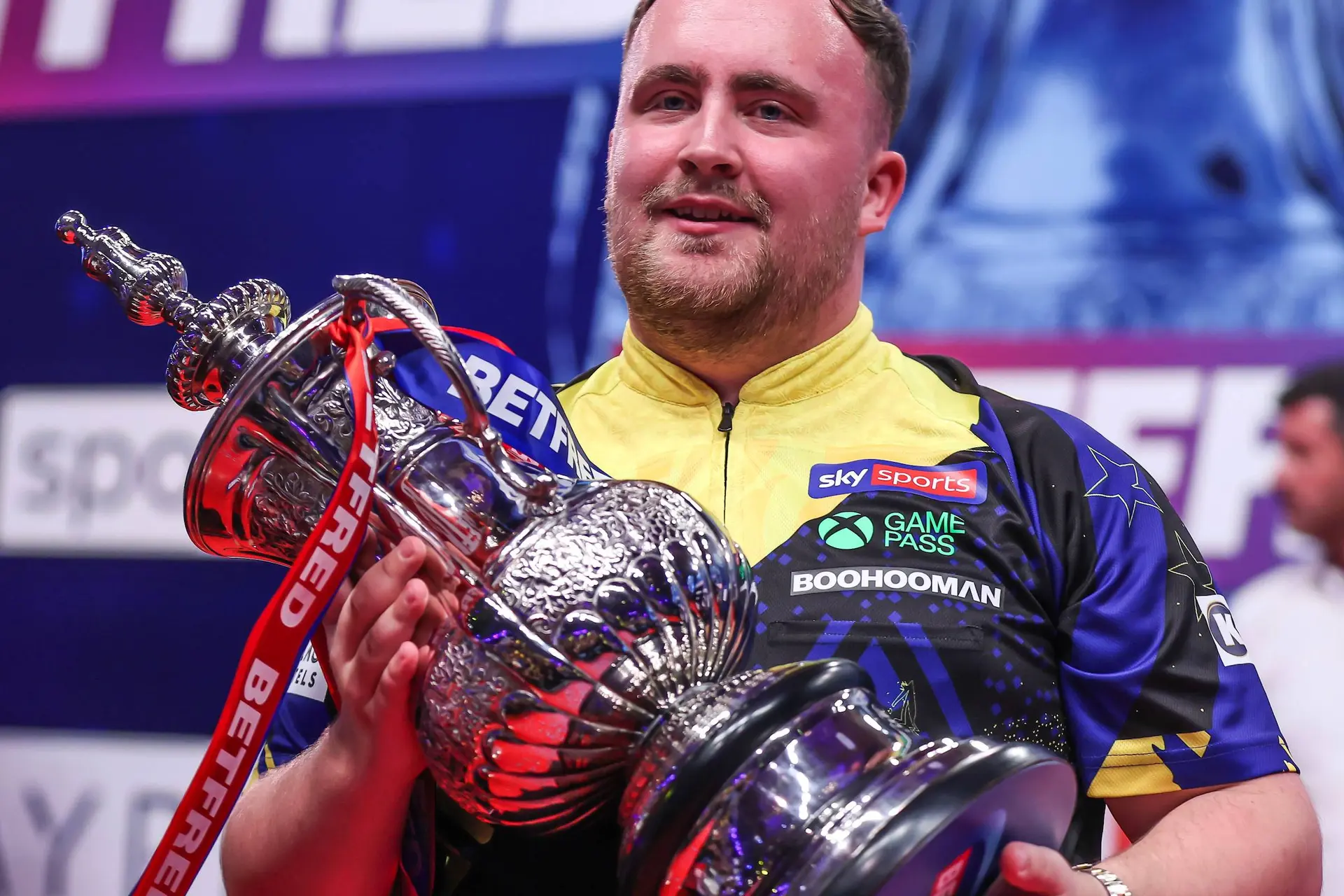 Luke Littler houdt de beker goed vast