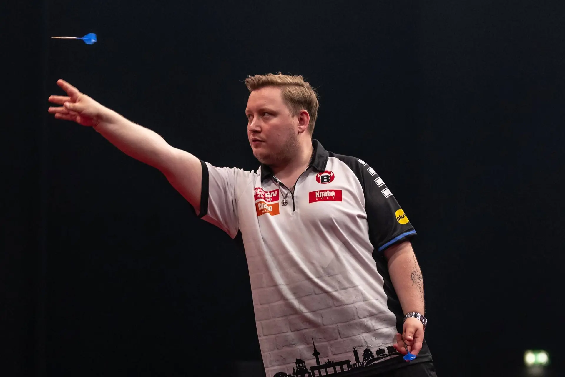 Martin Schindler gooit een dart richting het bord.
