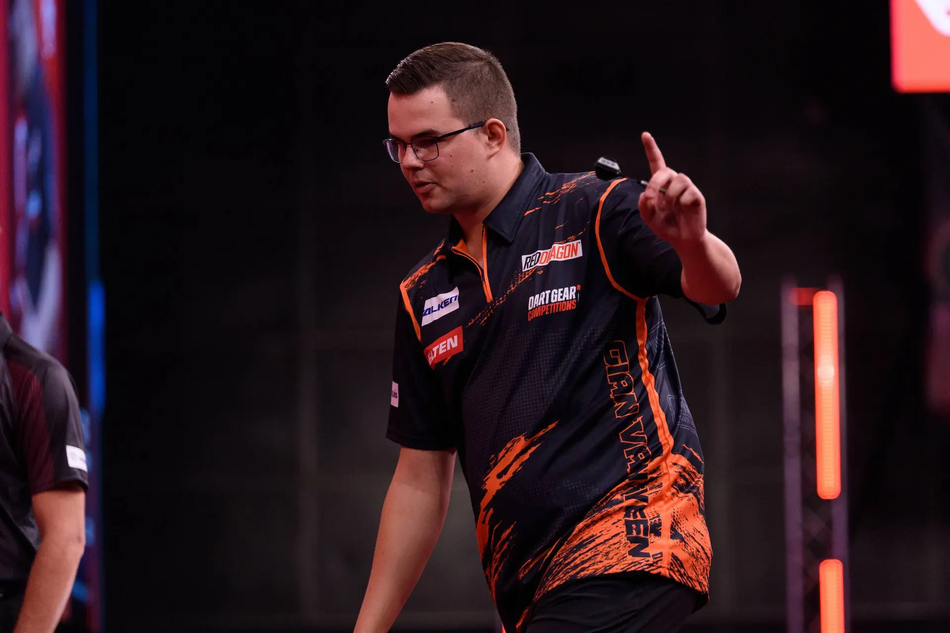 Gian van Veen viert een 180-score