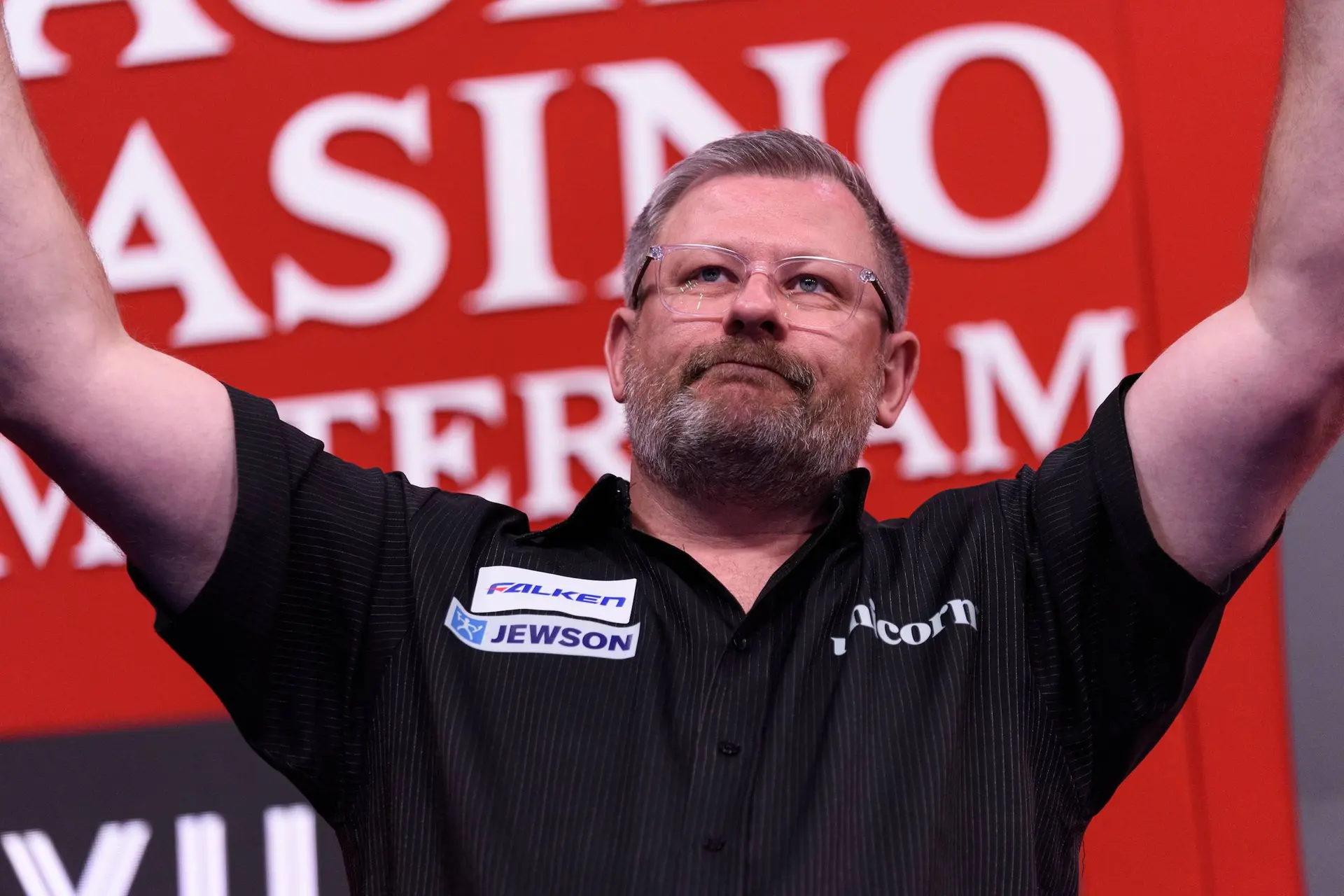 James Wade zwaait naar het publiek.