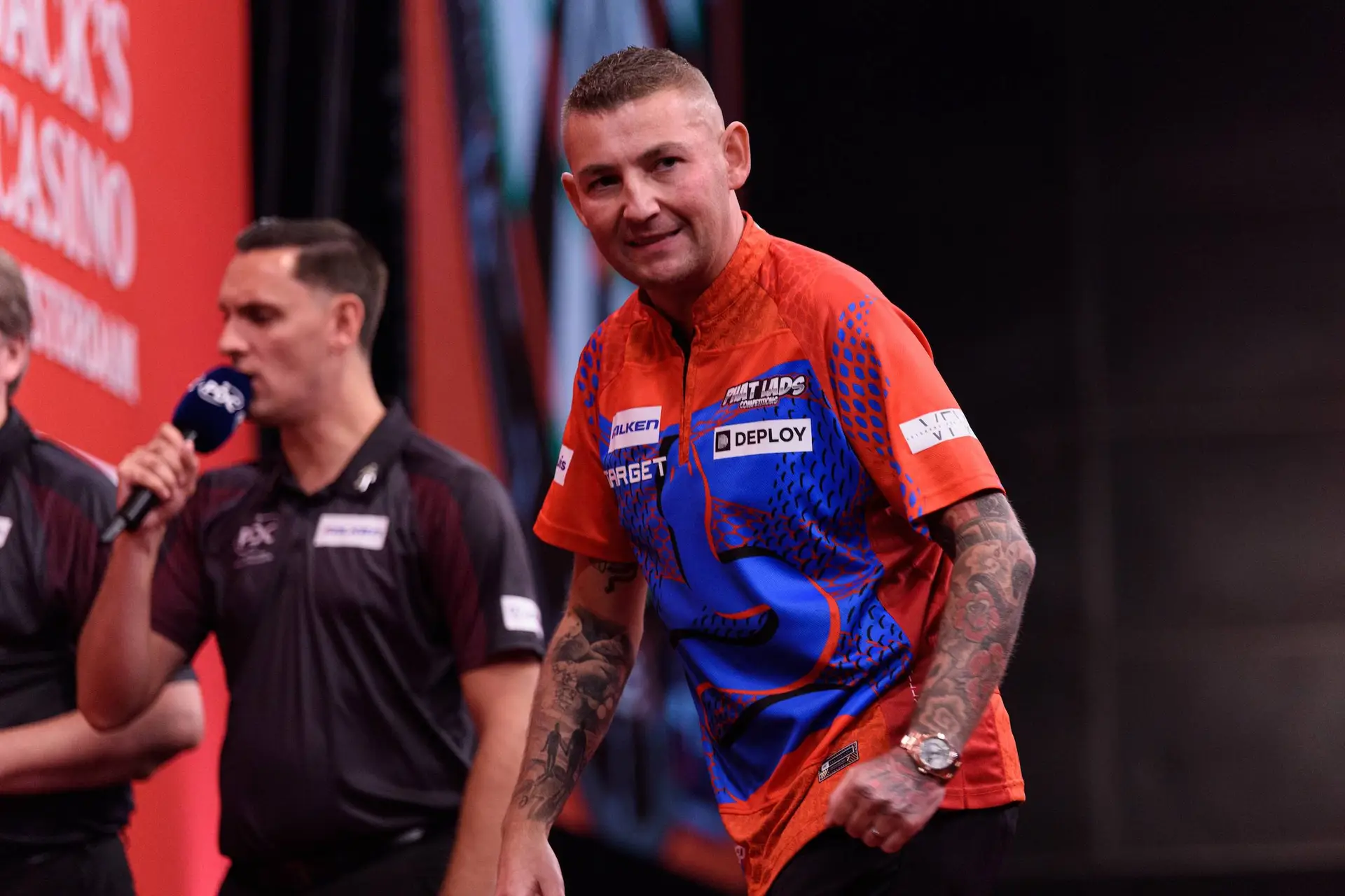 Nathan Aspinall viert een leg.