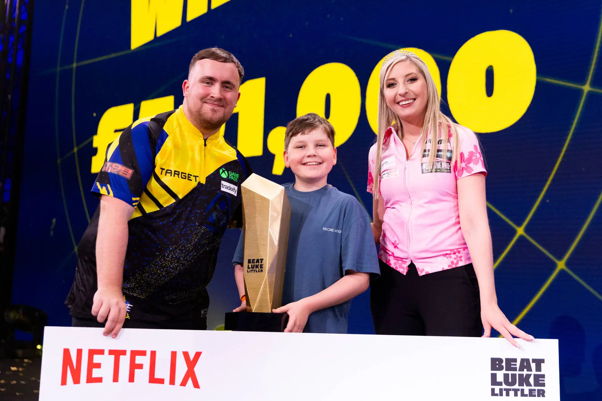 Luke Littler, Fallon Sherrock en haar zoon bij Beat Luke Littler op Netflix