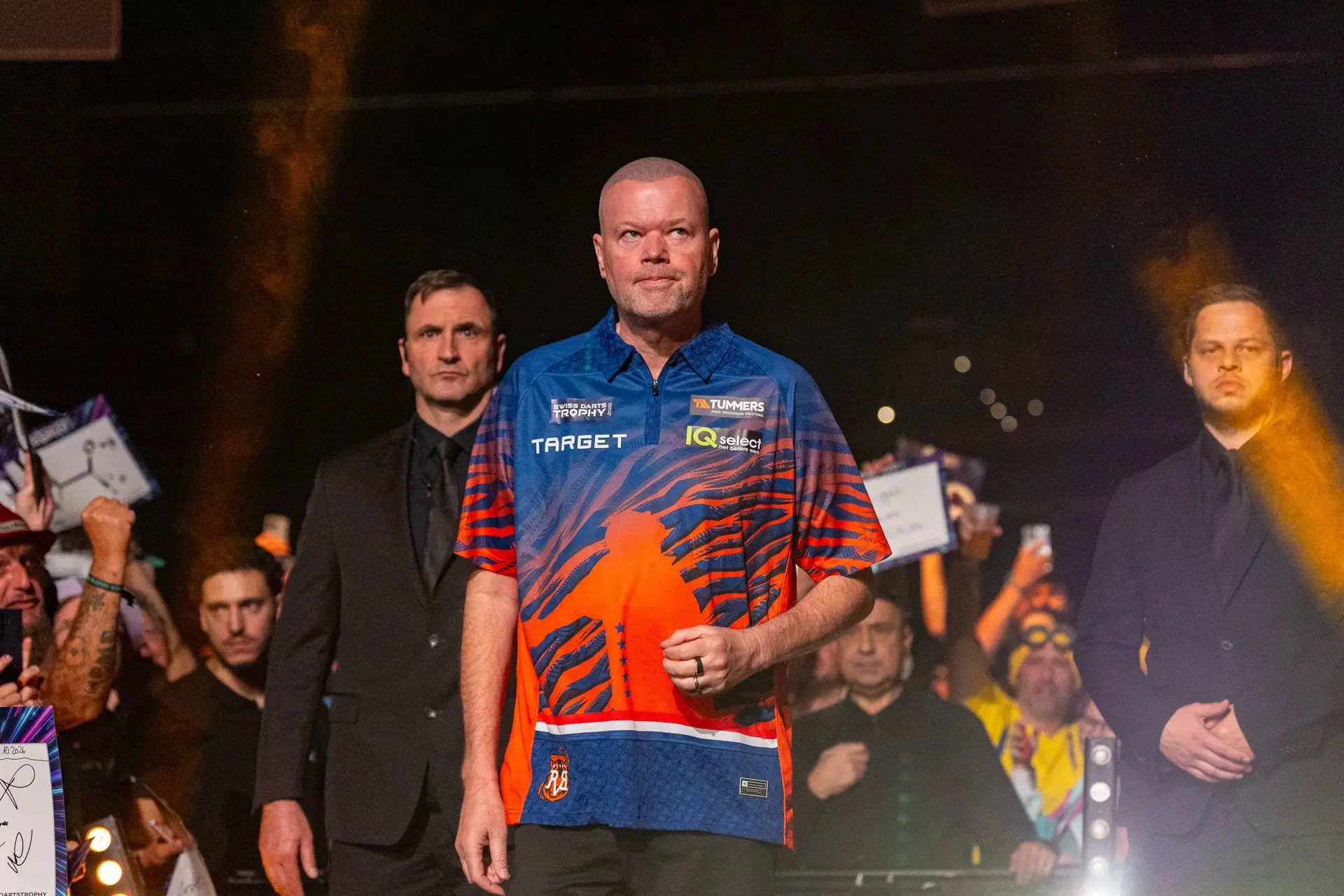 Raymond van Barneveld tijdens zijn walk-on.