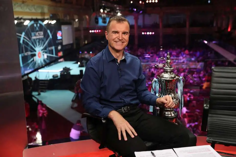 Voormalig Sky Sports Darts presentator Dave Clark worstelt met het kijken naar reportages na zijn pensioen: "Het is alsof je je vrouw een andere man ziet knuffelen"