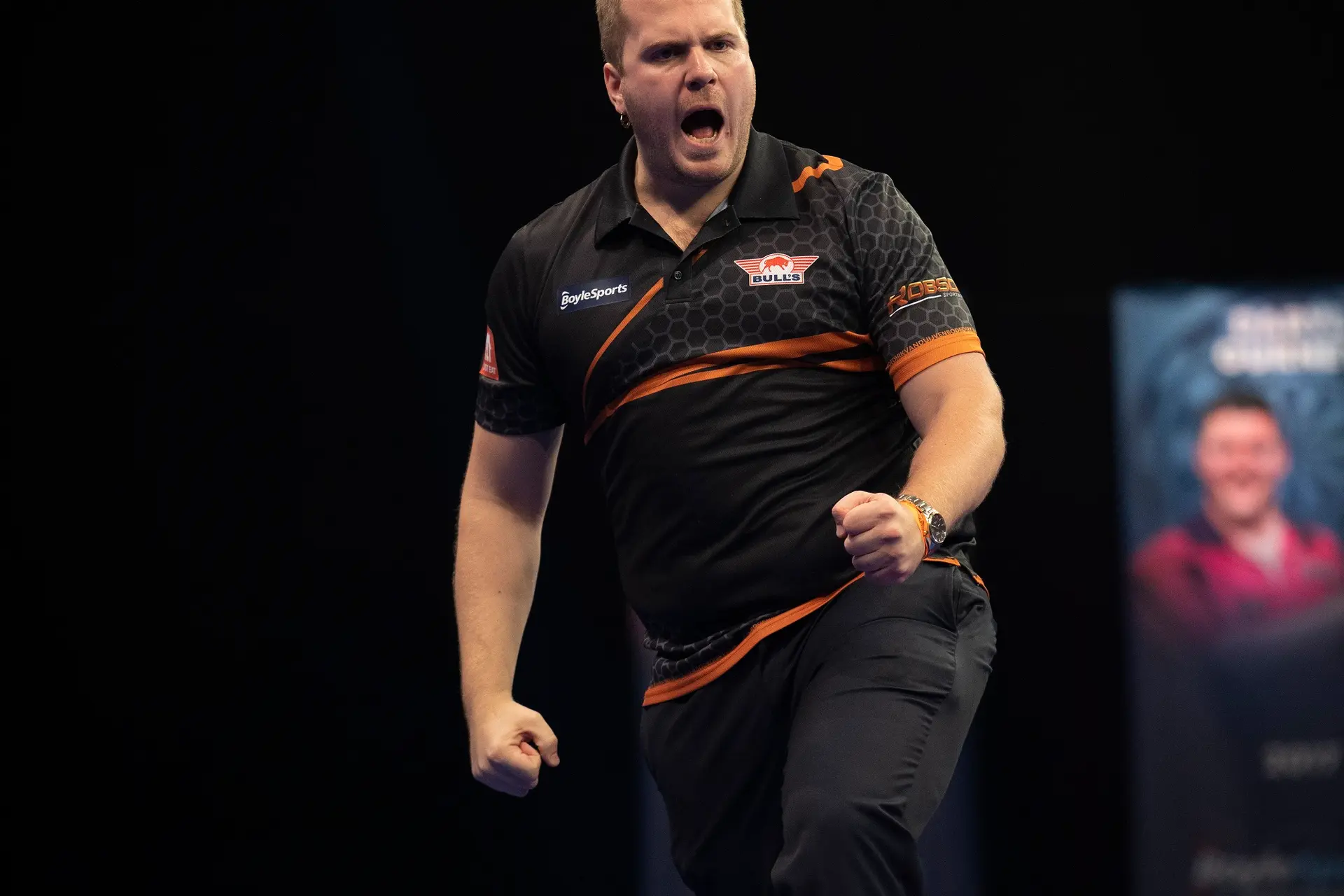 Getergde Van Duijvenbode bereikt eerste major-kwartfinale met overwinning op Van den Bergh