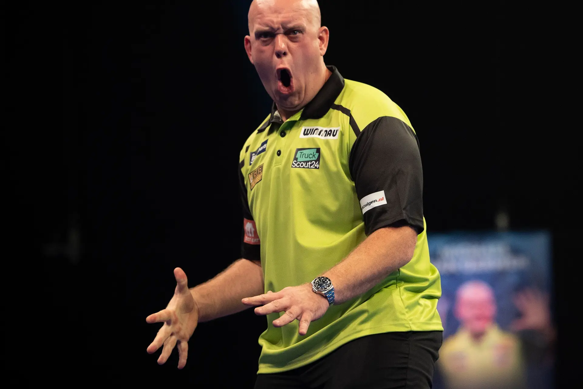 Van Gerwen wint met whitewash eerste poulewedstrijd, Price ontsnapt aan blamage tegen Suzuki
