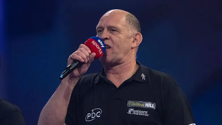 "Er moeten duidelijke regels zijn: wie fluit, vliegt eruit" - Russ Bray hekelt fluiters in het publiek bij darts