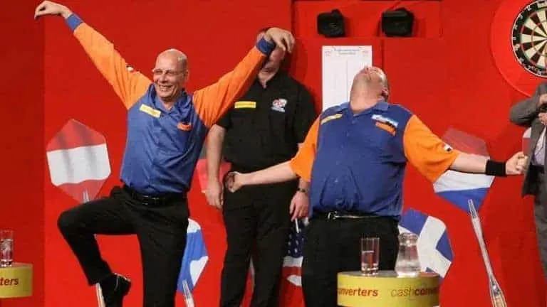 THROWBACK VIDEO: Van Barneveld en Stompe pakken titel voor Nederland op eerste editie World Cup of Darts