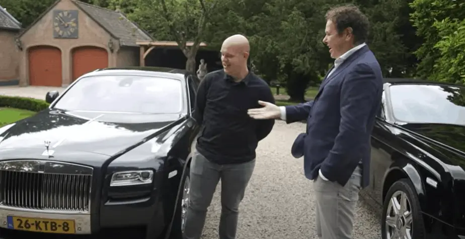 Van Gerwen dolgelukkig met zijn nieuwe Rolls-Royce: 'Het was een once in a lifetime'