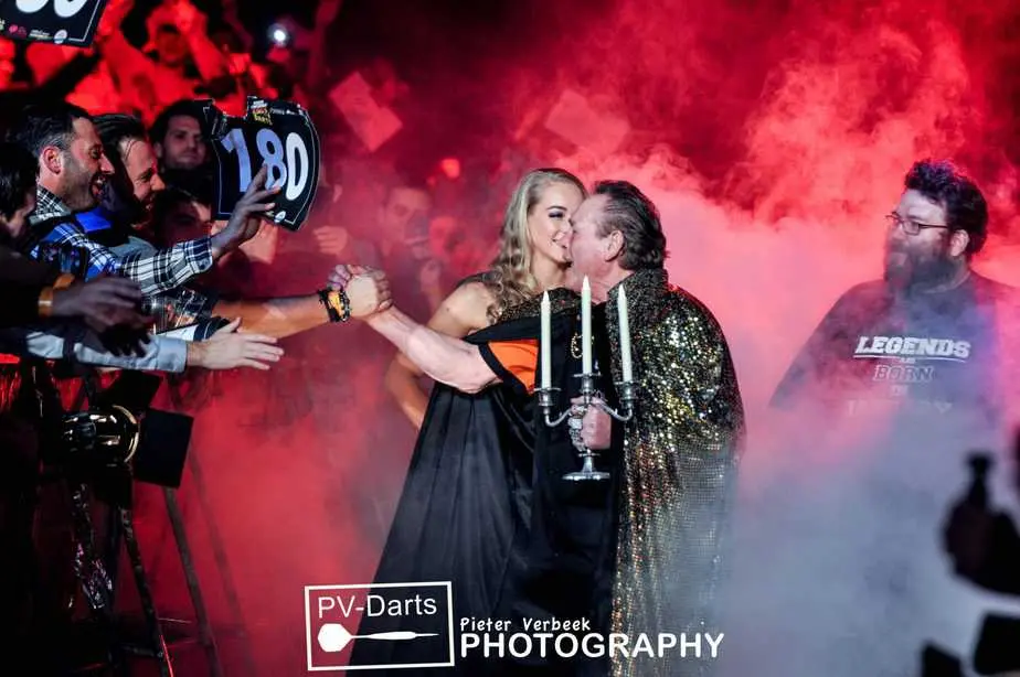 VIDEO: De iconische opkomst van dartslegende Bobby George tijdens Kings of Darts