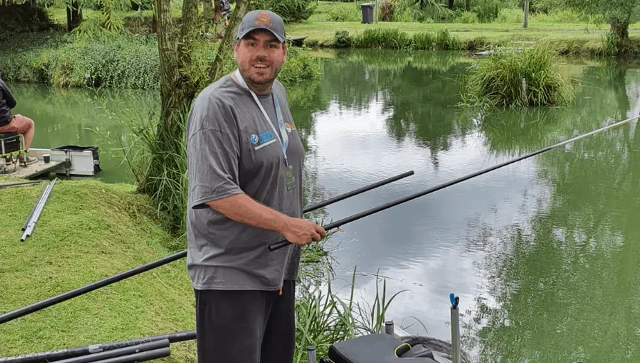 Topdarters doen opnieuw mee aan jaarlijkse viswedstrijd voor beroemdheden