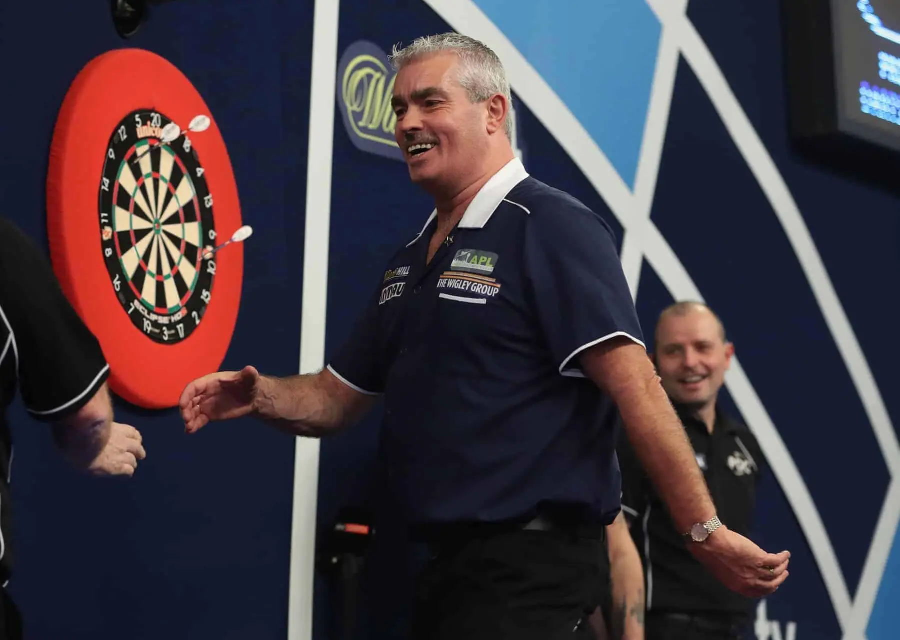 Beaton verstevigt WK-record, Van Barneveld evenaart Taylor