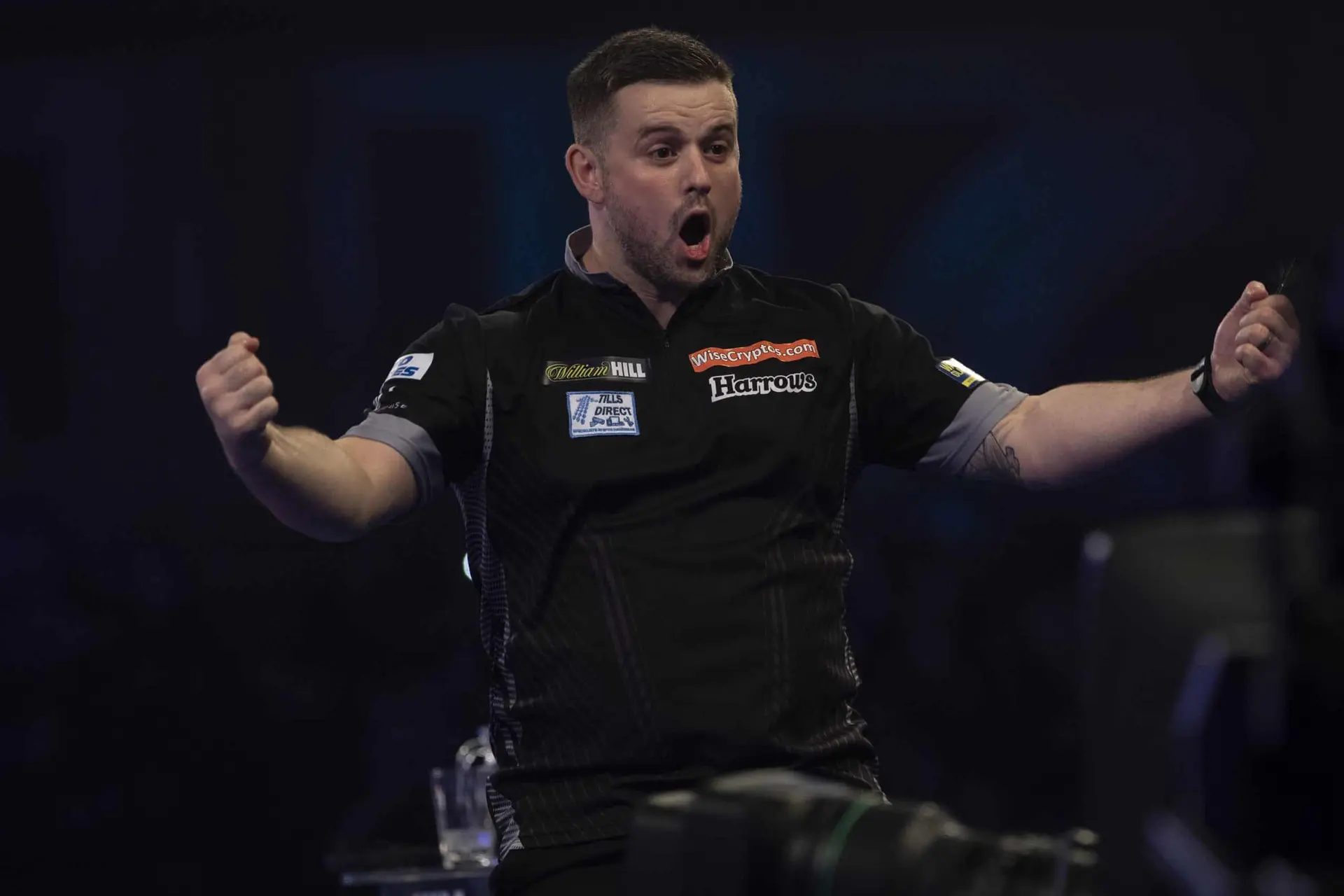 VIDEO: Woodhouse gooit eerste negendarter op PDC Home Tour en verslaat Price met 113 gemiddeld
