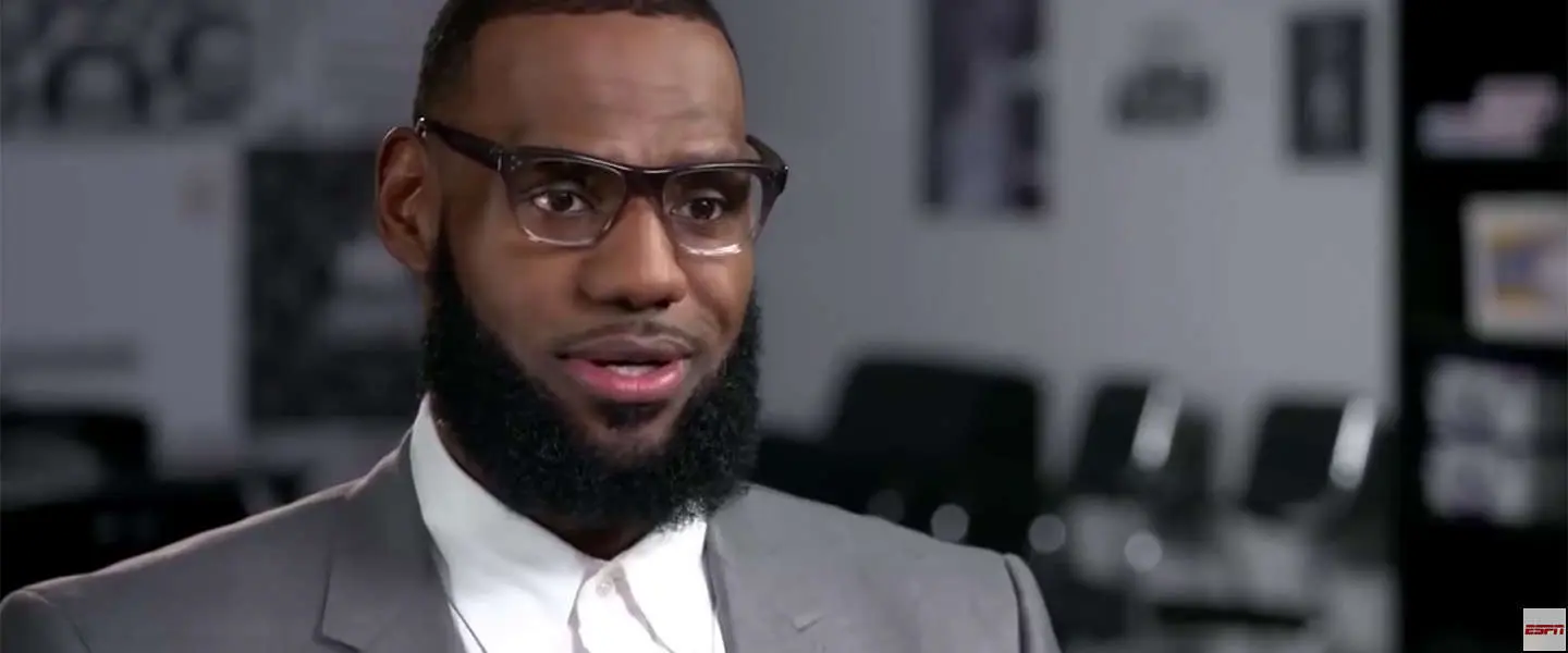 LeBron James doet wat terug en opent school voor kinderen