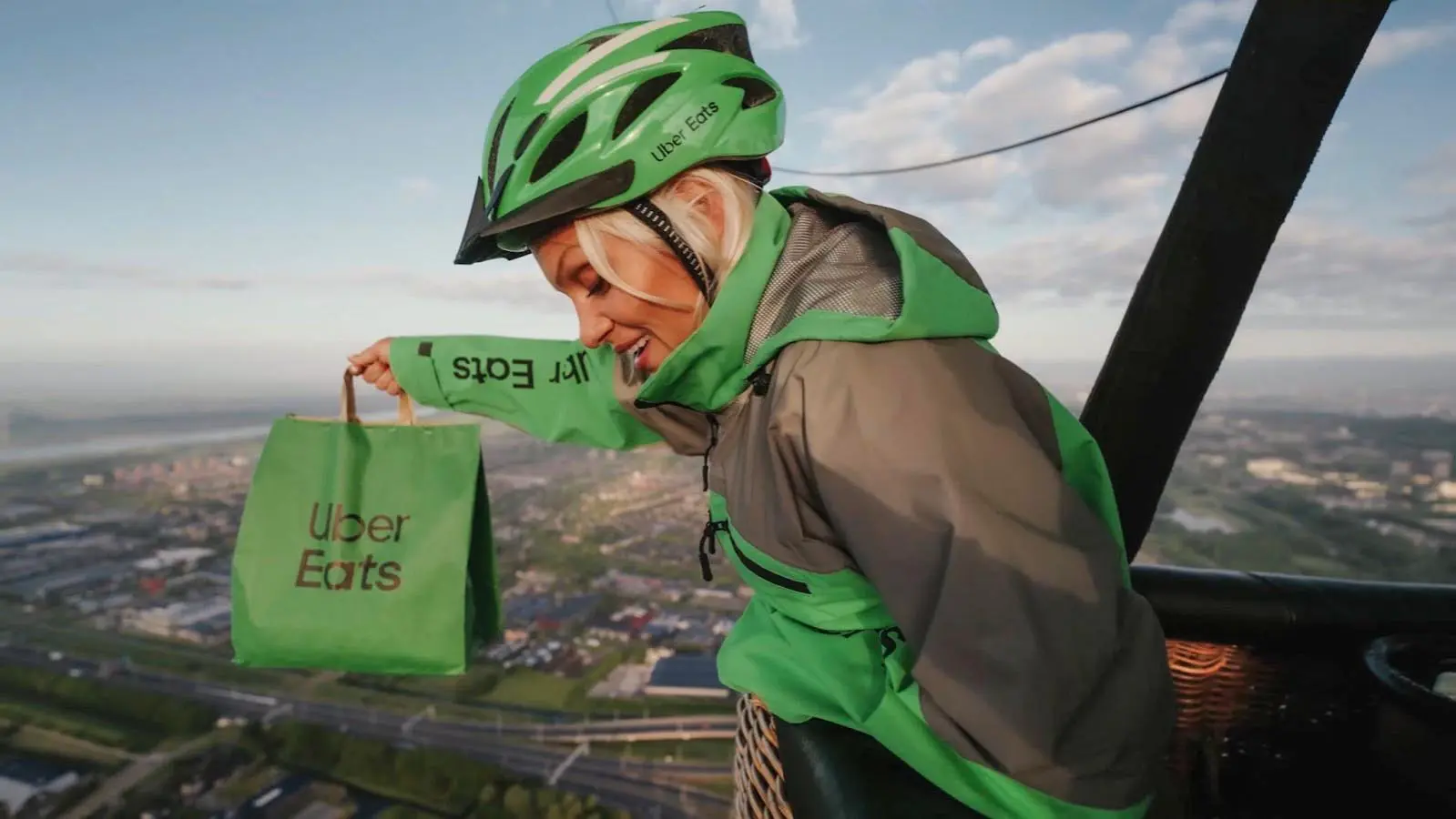 Roxanne Kwant zweeft boven Rotterdam in nieuwe Uber Eats-campagne