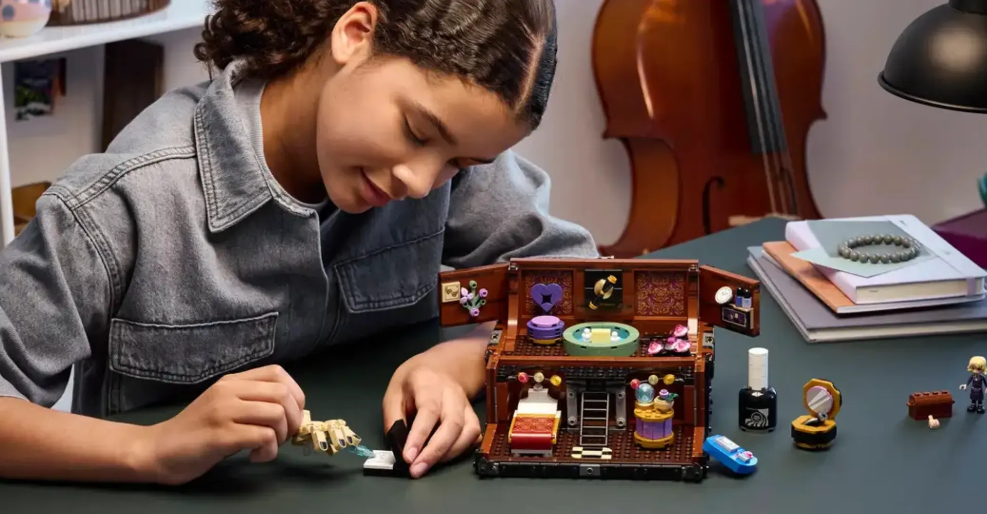Thing uit Wednesday is een LEGO-set, inclusief zijn appartement