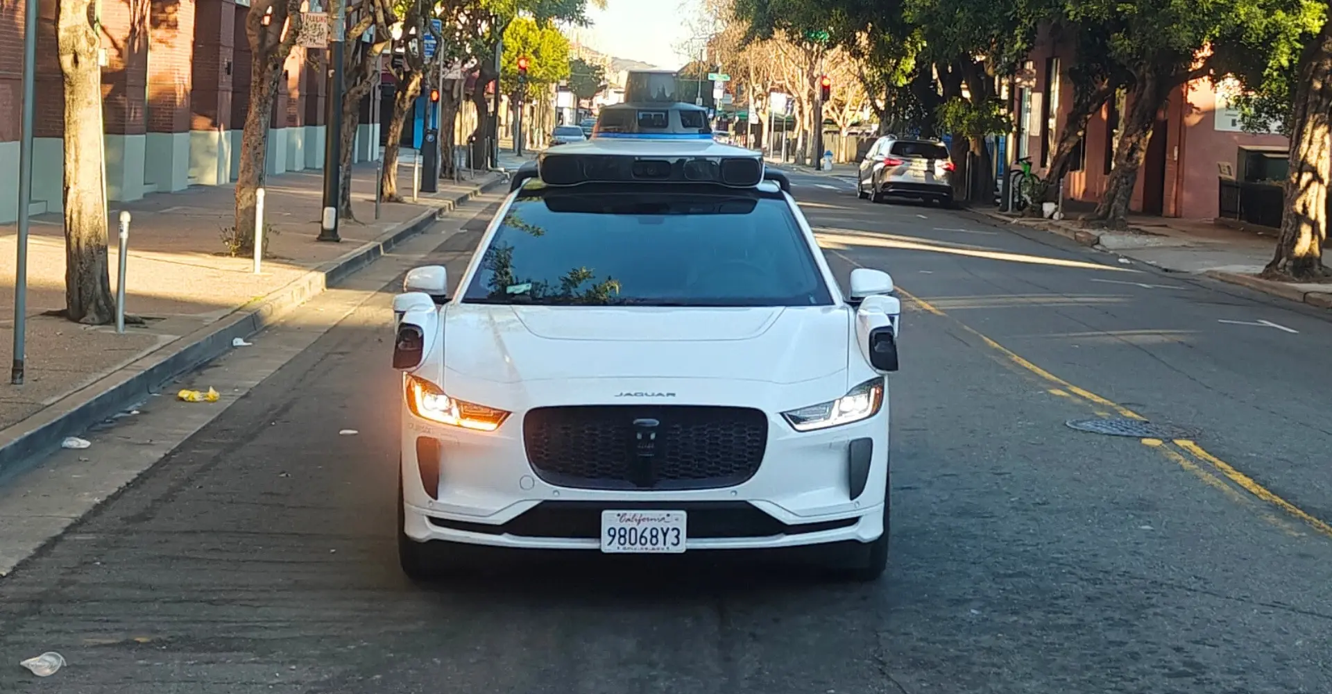 Zelfrijdende taxi van Waymo volledig vernield door menigte