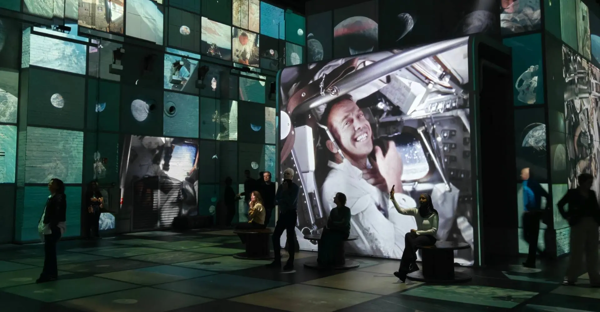 Baksteen in je badgoed: Tom Hanks brengt je naar de maan in Moonwalkers