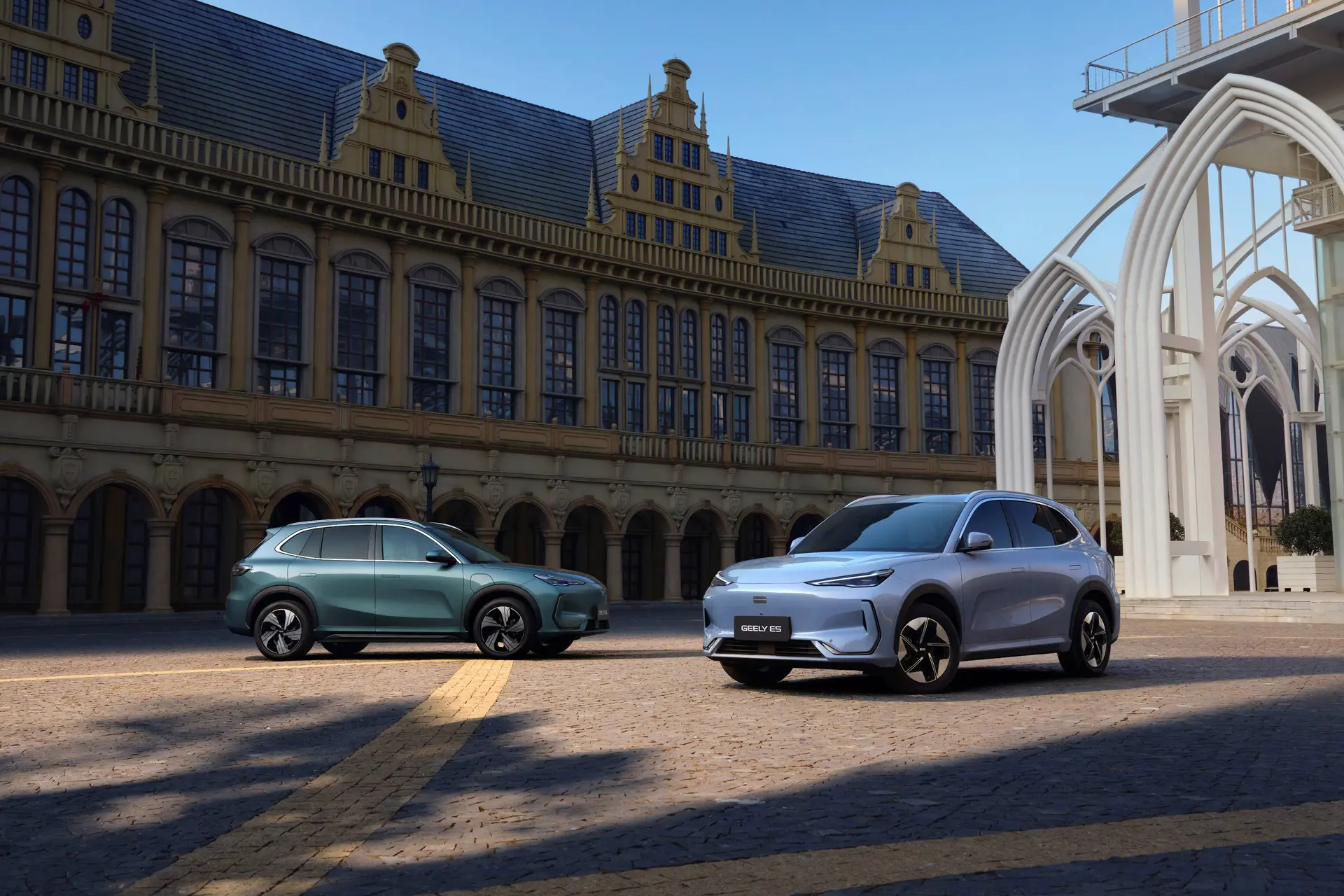 Geely stapt de Benelux in met twee SUV's: een EV én een PHEV