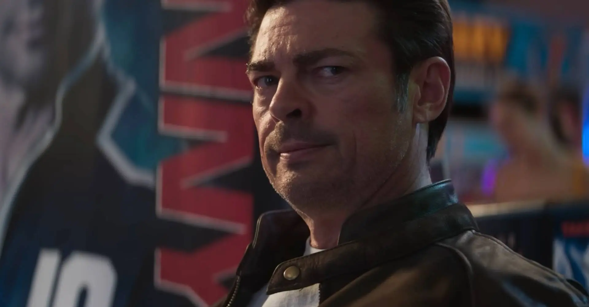 Karl Urban over zijn Johnny Cage in Mortal Kombat II: ‘Ik moest uit het vliegtuig meteen vechten’