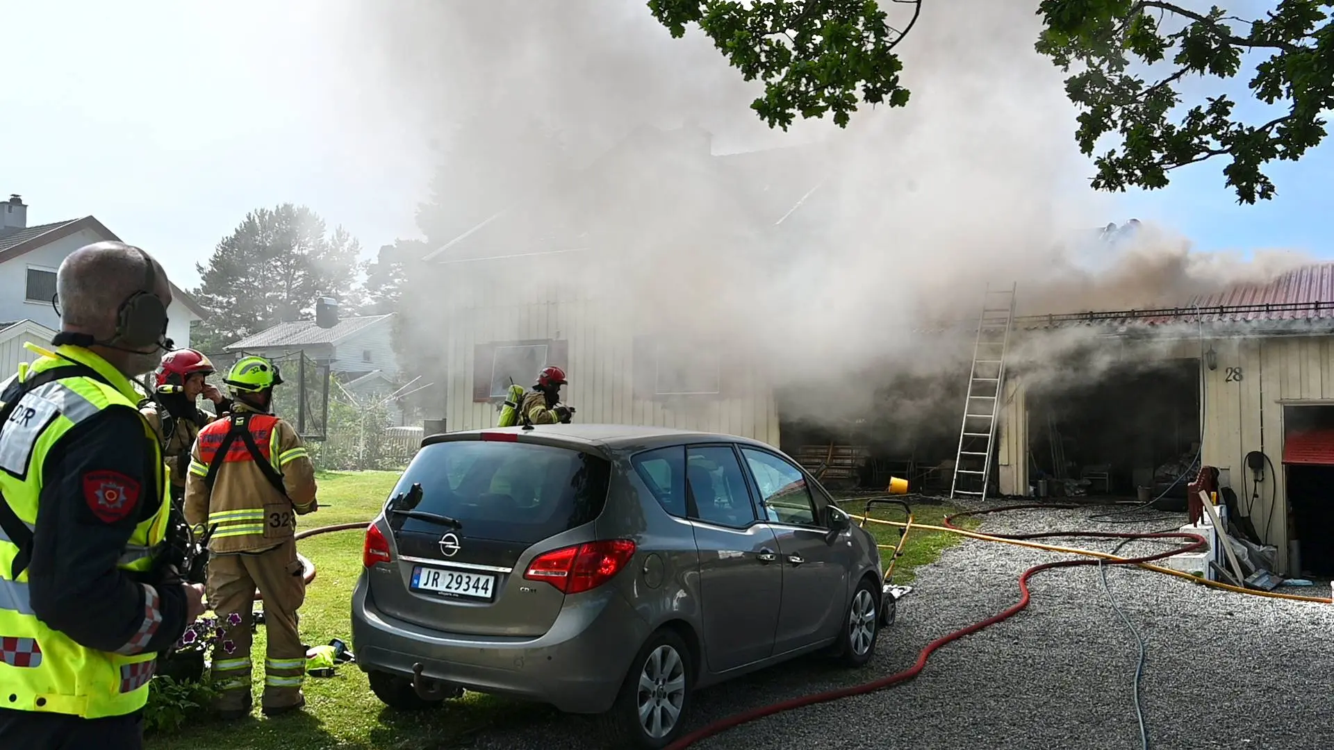 AKKURAT NÅ: Brann i enebolig i Livveien i Hønefoss. Familie er husløse