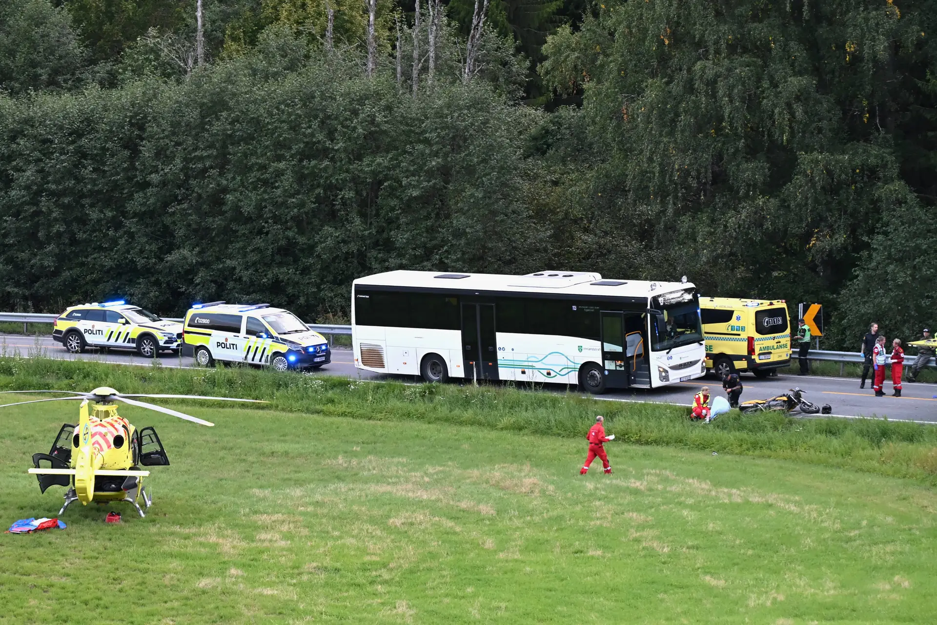 SISTE: Mann i 20-årene omkom i MC-ulykke på Eggemoen. Veien åpner ikke før midnatt