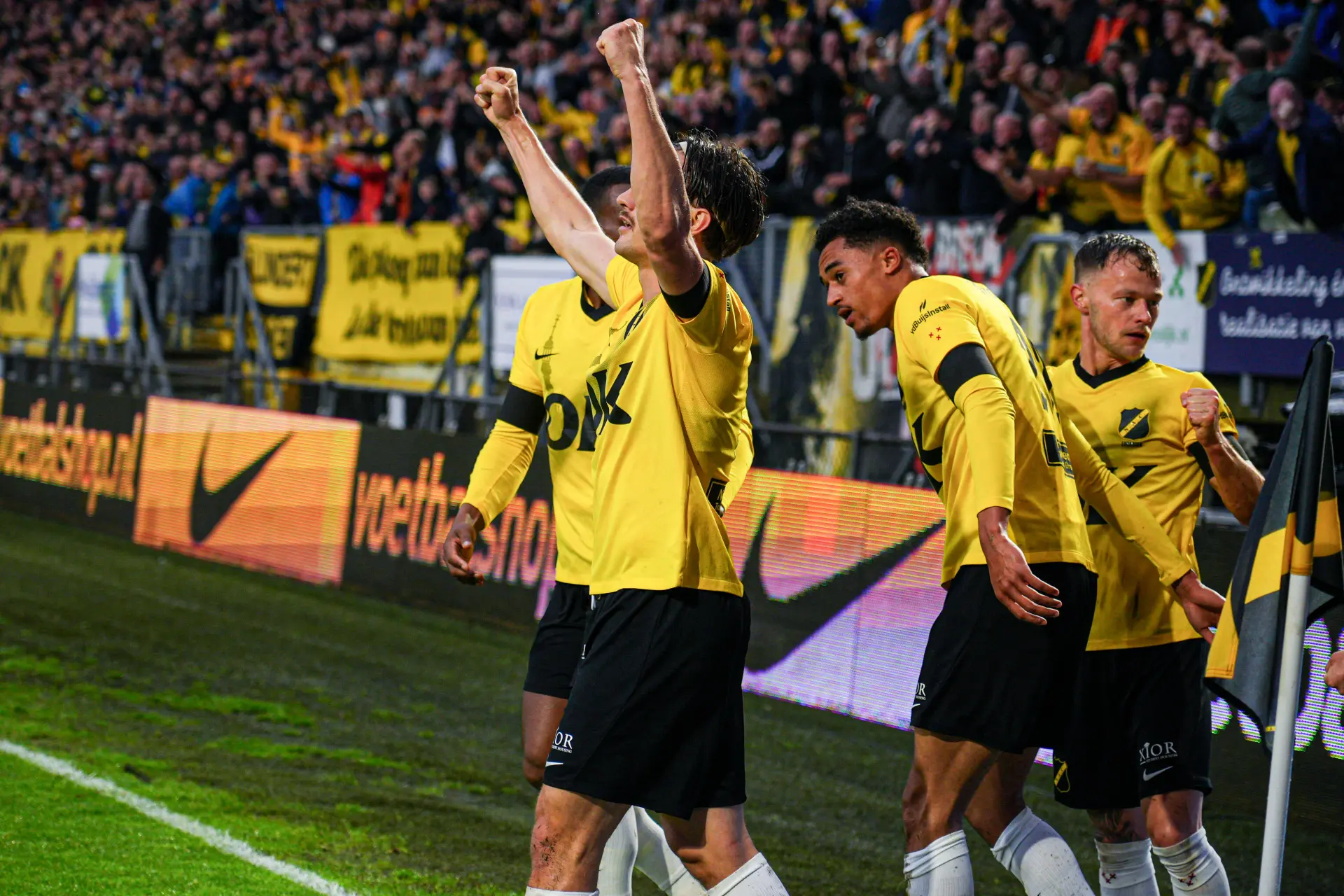 NAC Breda stunt tegen Excelsior en staat met anderhalf been in de Eredivisie