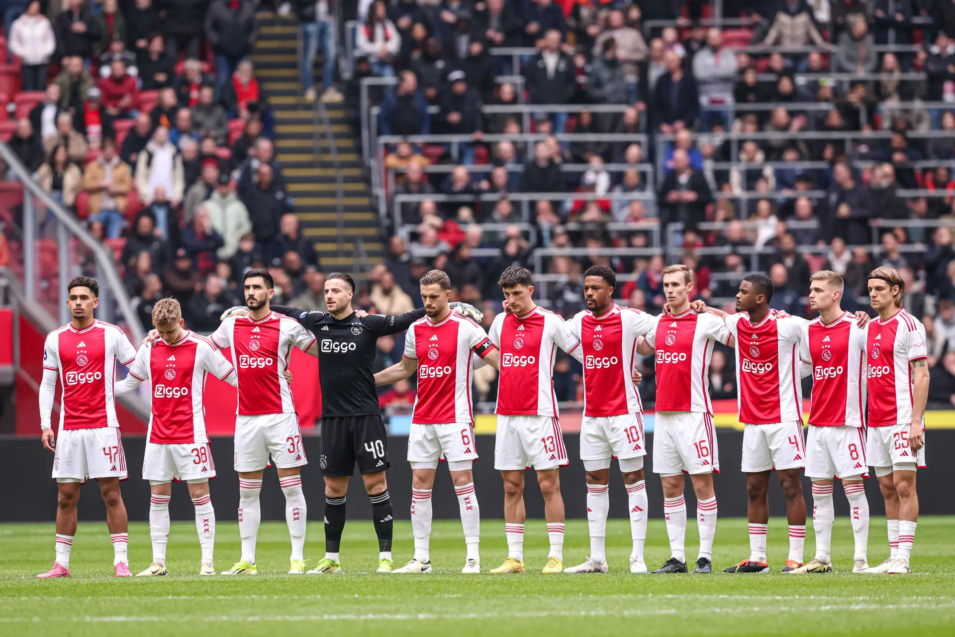 Ajax-fans woedend op Jeugdjournaal na opvallende opmerking: 'Haha, Ajax is slecht, grappig'