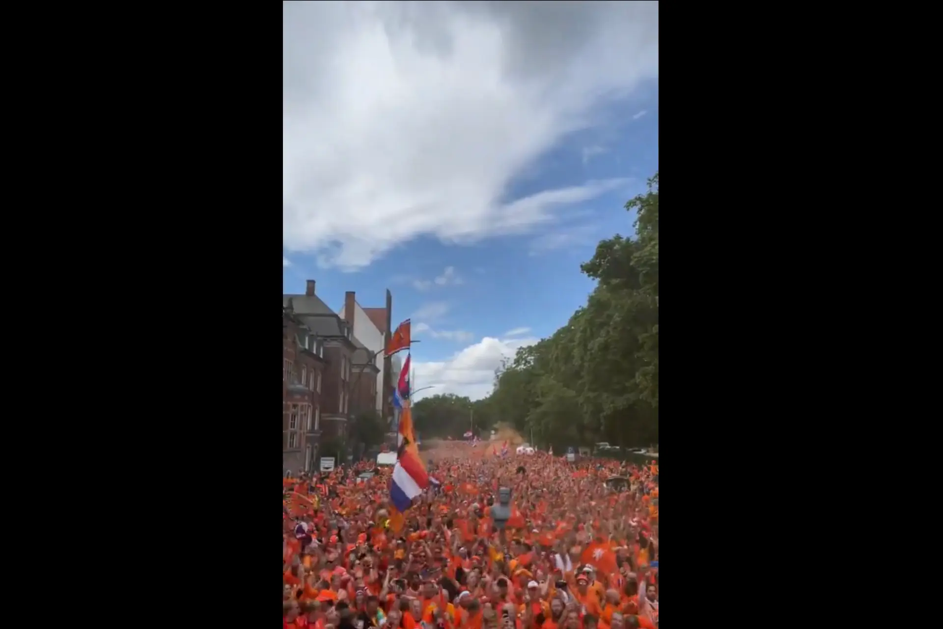 Video: Oranje-supporters gaan los in Hamburg en zetten stad op stelten