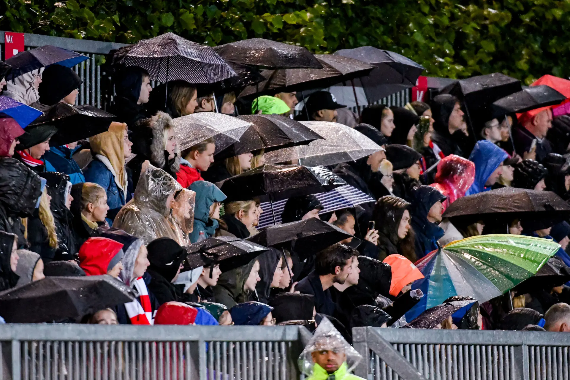 Verwacht noodweer teistert Nederlands voetbal, clubs lassen wedstrijd af