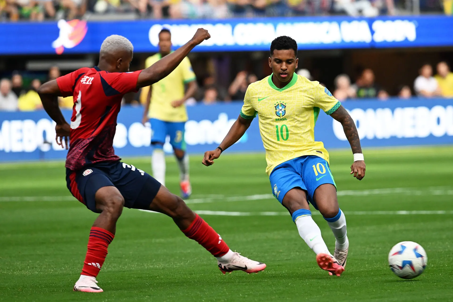 Feyenoord versterkt defensie en haalt veelbelovende Copa América-ster Mitchell