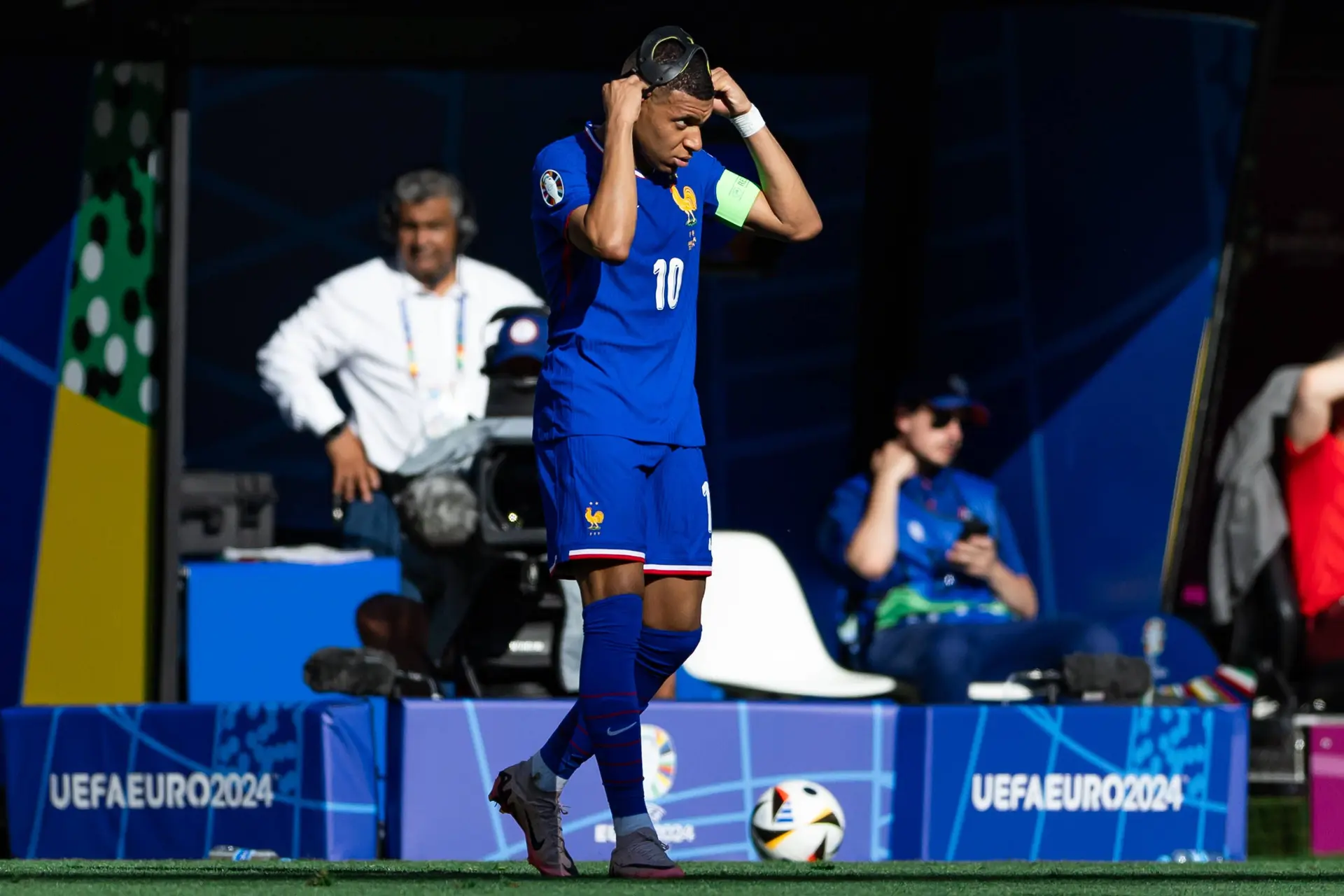 Mbappé wordt helemaal gek van masker: 'Een absolute verschrikking'