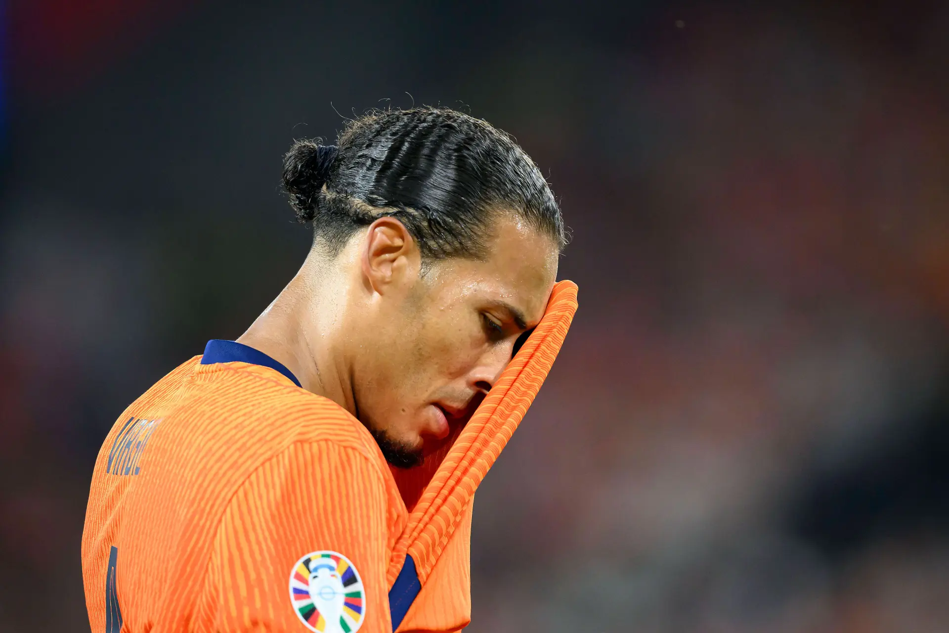 Van Dijk geëmotioneerd na uitschakeling EK: 'Na alles wat ik over mij heen heb gekregen...'
