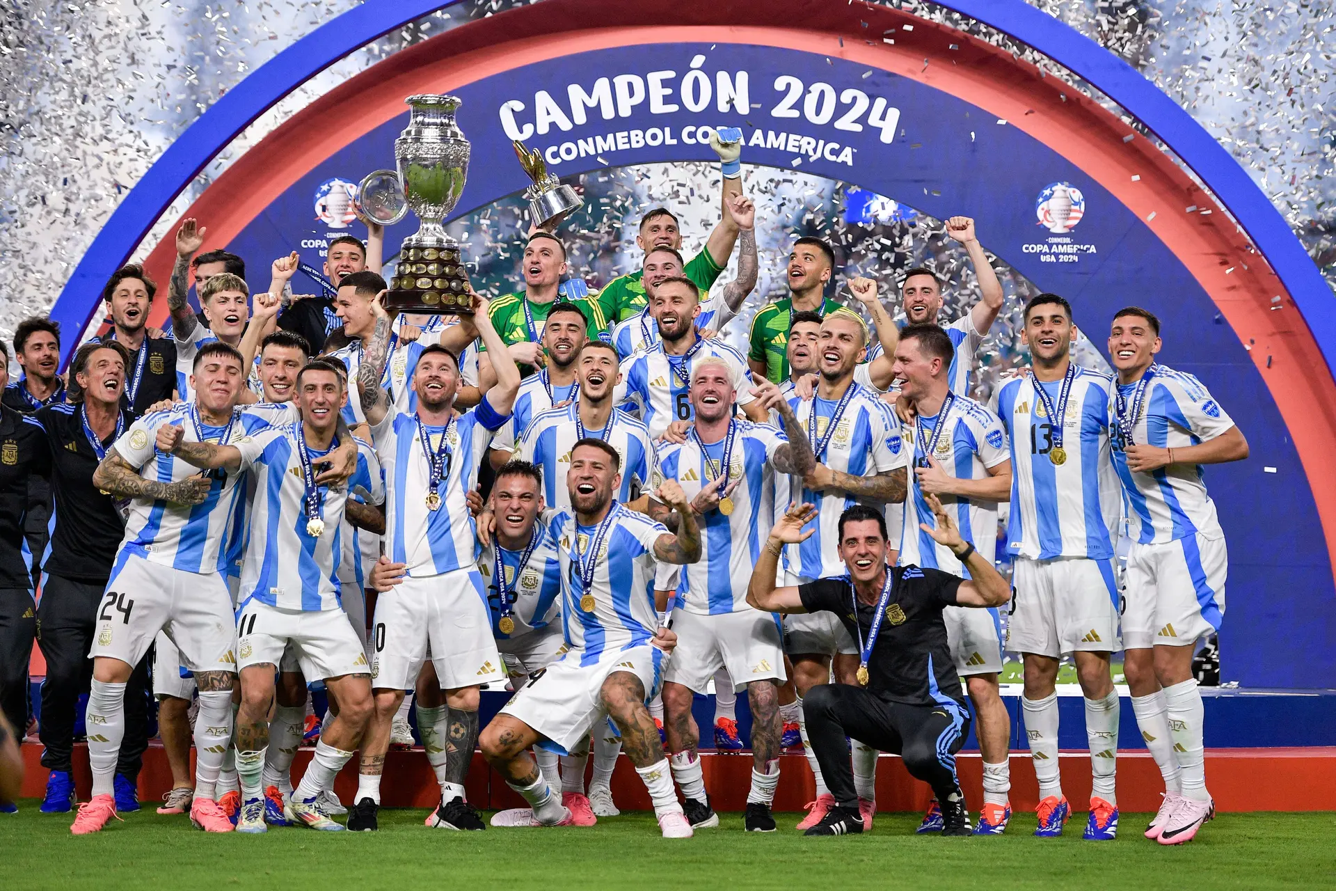 Argentinië wint Copa América na blessure Messi en enorme chaos in het stadion
