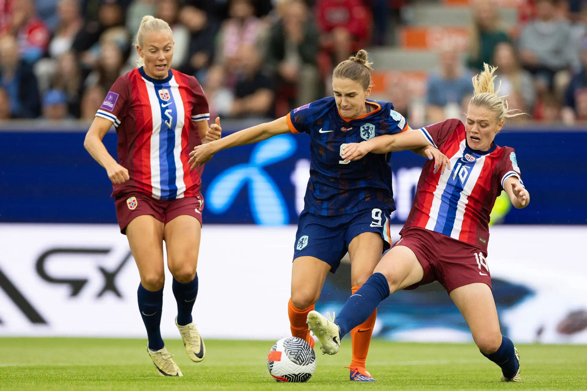 Oranjevrouwen plaatsen zich nipt voor EK 2025 na late gelijkmaker tegen Noorwegen