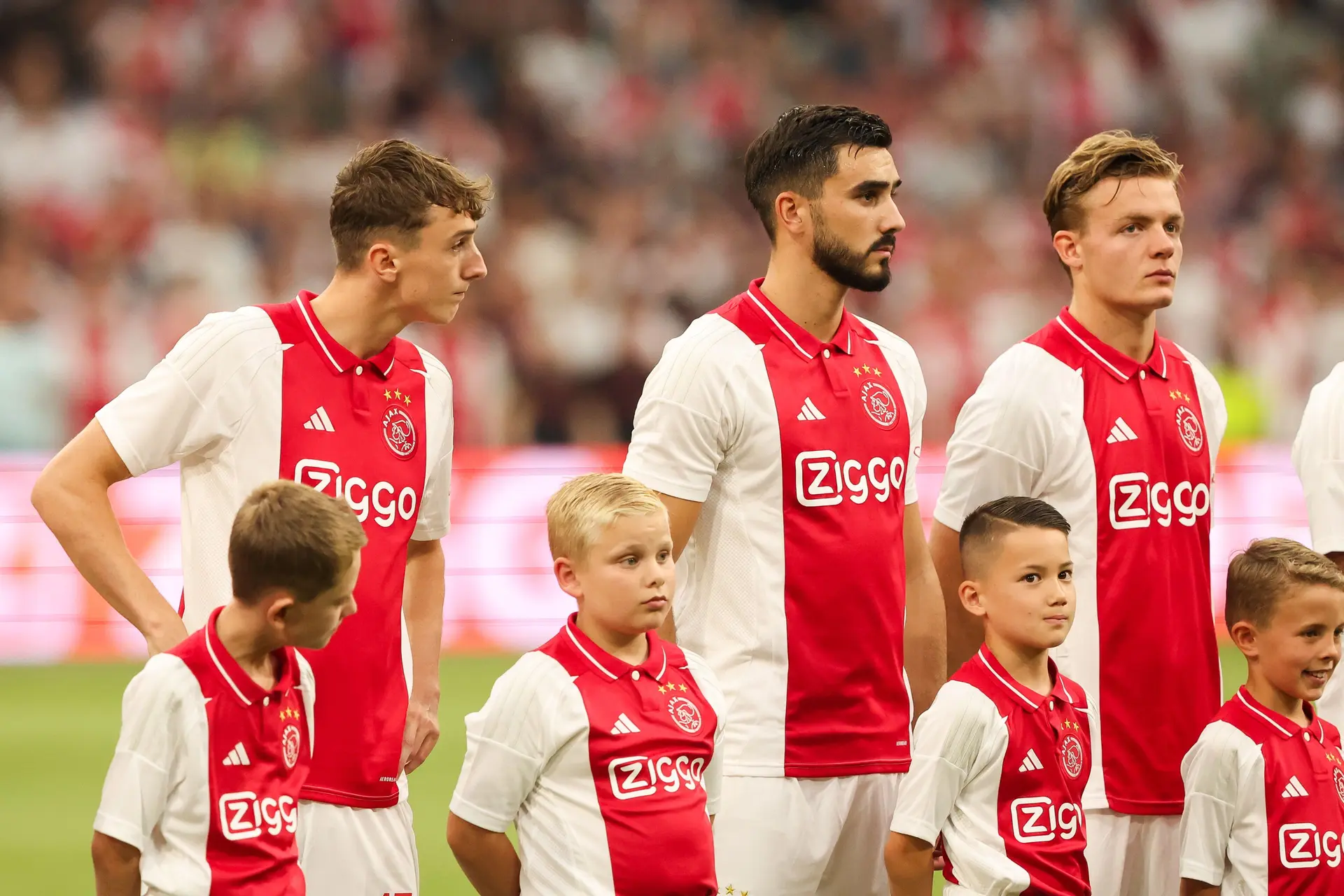 Ajax toont vertrouwen in verdediger, alleen onweerstaanbaar bod kan speler doen vertrekken