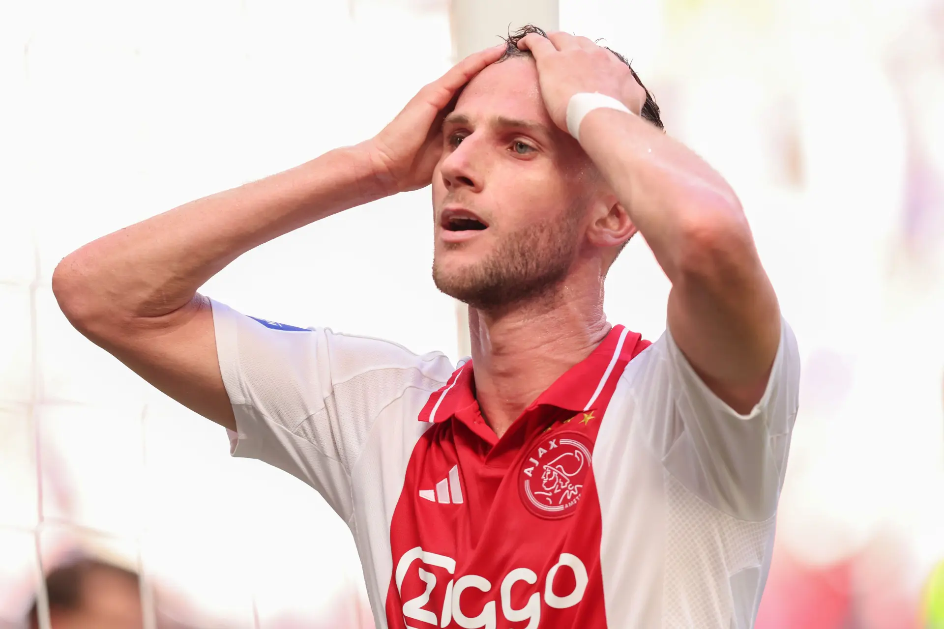 Perez raakt geërgerd door Ajacied: 'Hij moet een man worden'