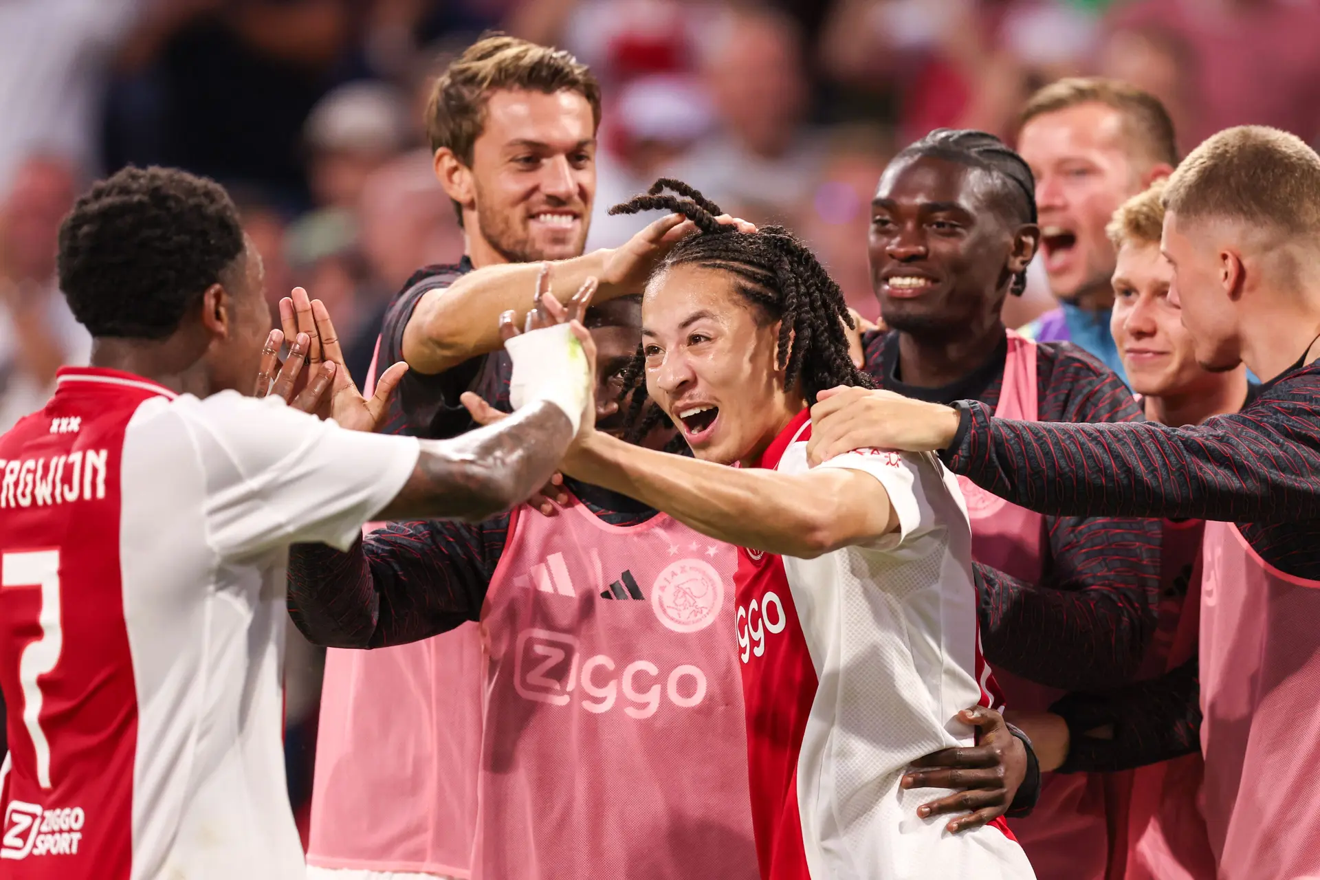 Ajax gemakkelijk langs Poolse kampioen en is geplaatst voor Europa League