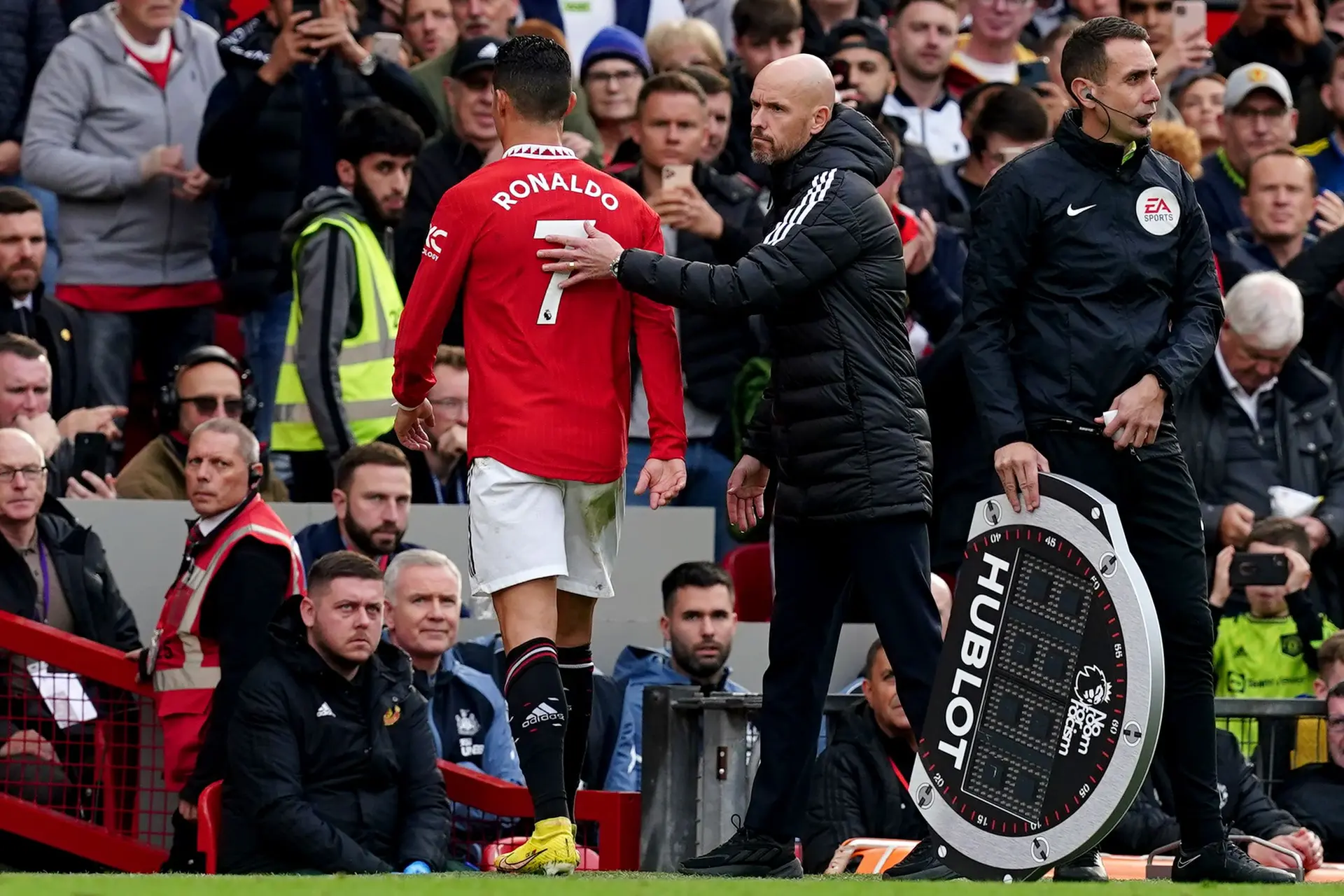 Ten Hag reageert op uitlatingen Ronaldo: 'Hij is ver weg van Manchester'