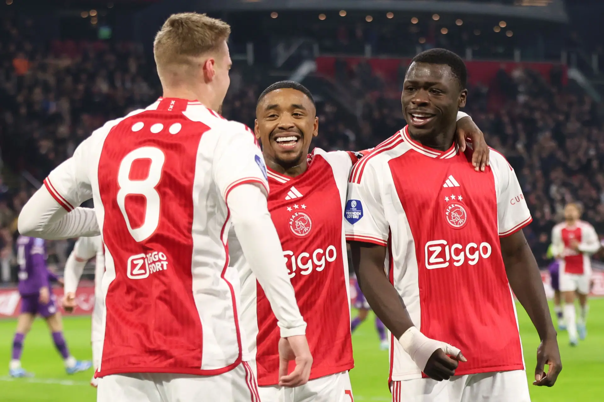 Supertransfer alsnog in de maak: Ajax krijgt Saoedisch bod op Bergwijn