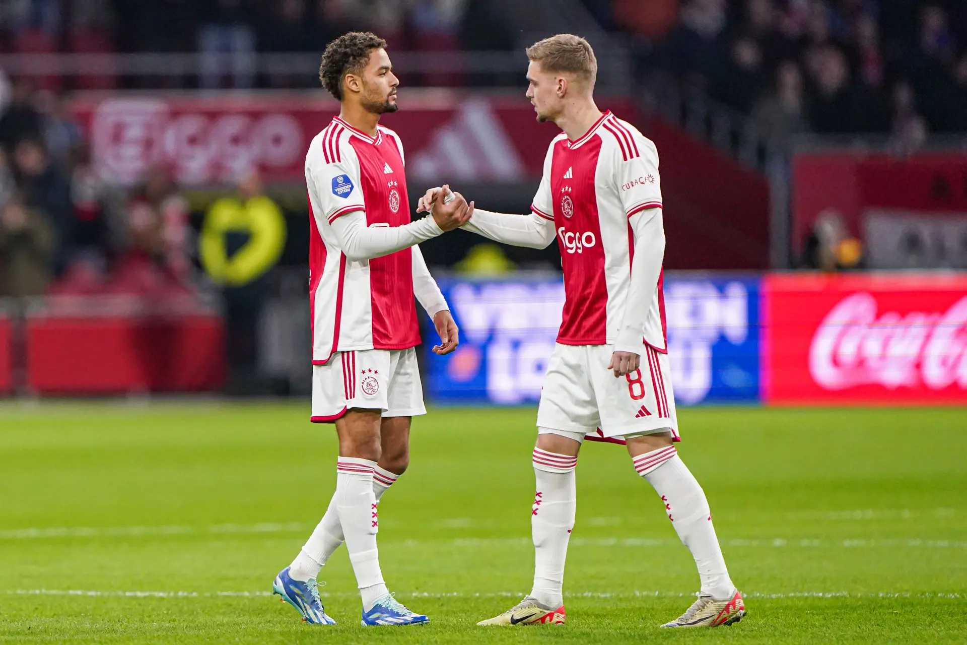 Ajax bezig met nieuw contract vaste kracht: 'Altijd in gesprek'