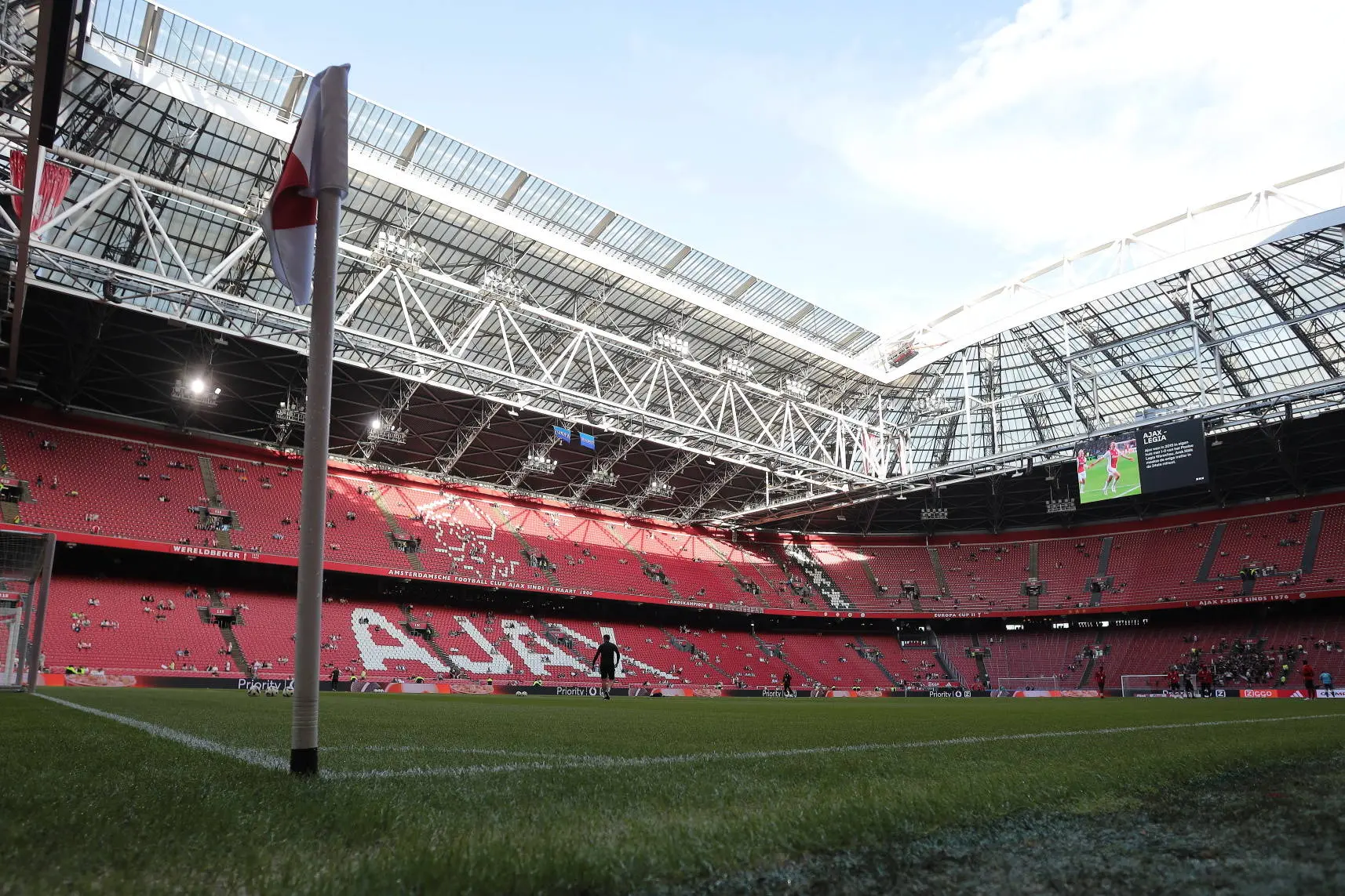 Geldinjectie in Amsterdam: Nieuwe sponsordeal levert Ajax twee miljoen extra op