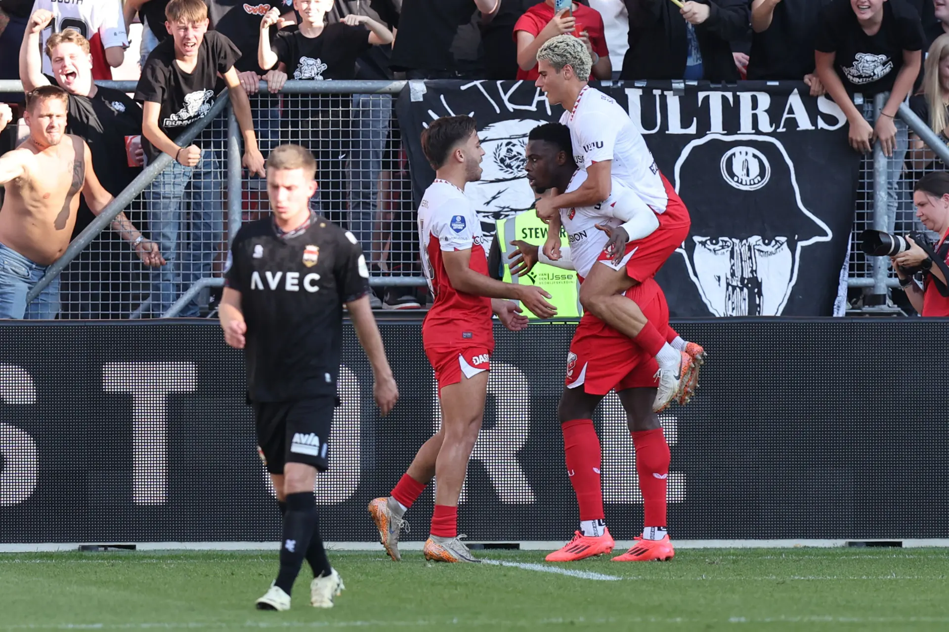 Sterke vorm Utrecht duurt voort tegen Willem II mede dankzij twee eigen doelpunten