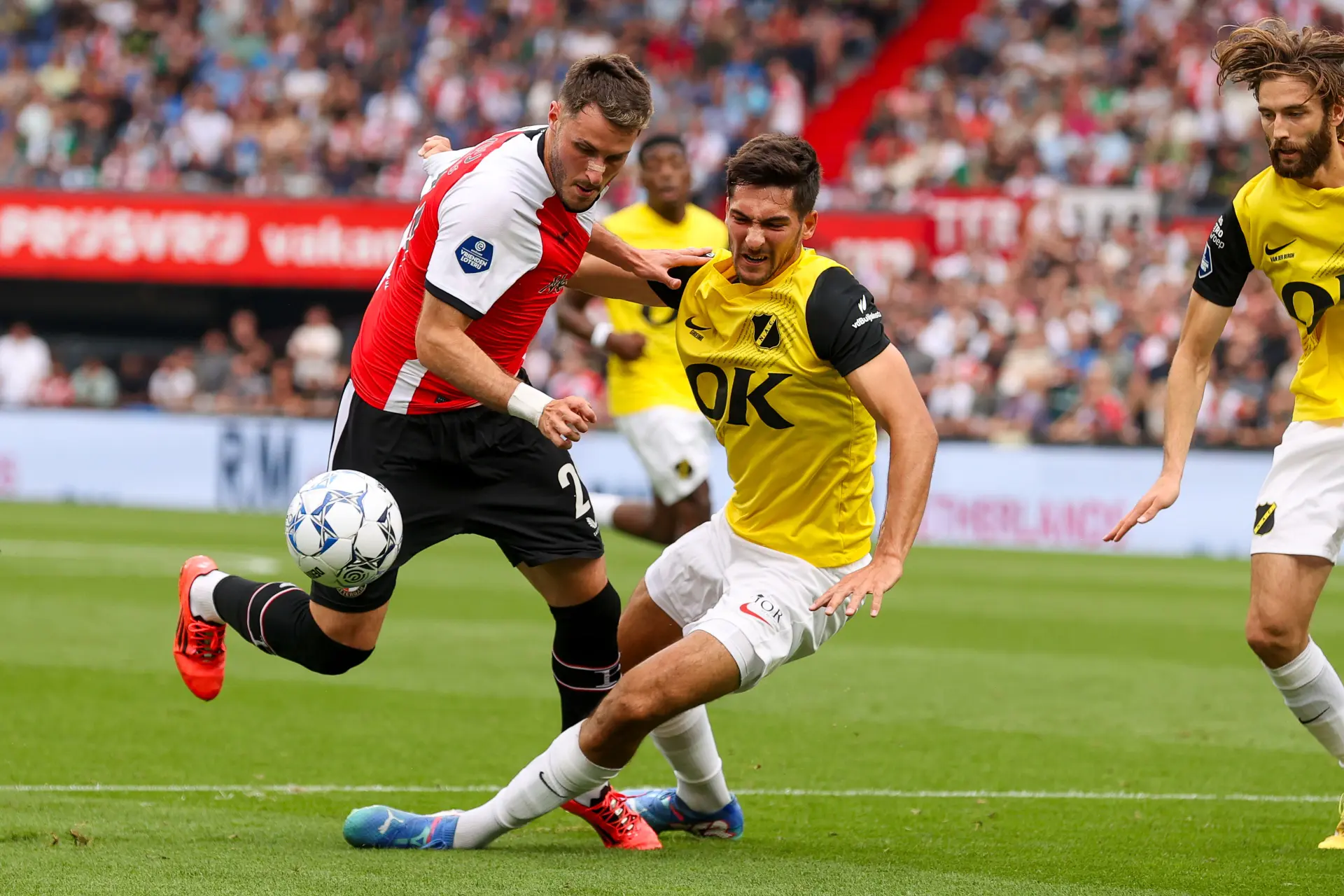Feyenoord eenvoudig langs NAC, Twente deelt pak slaag uit in Almere