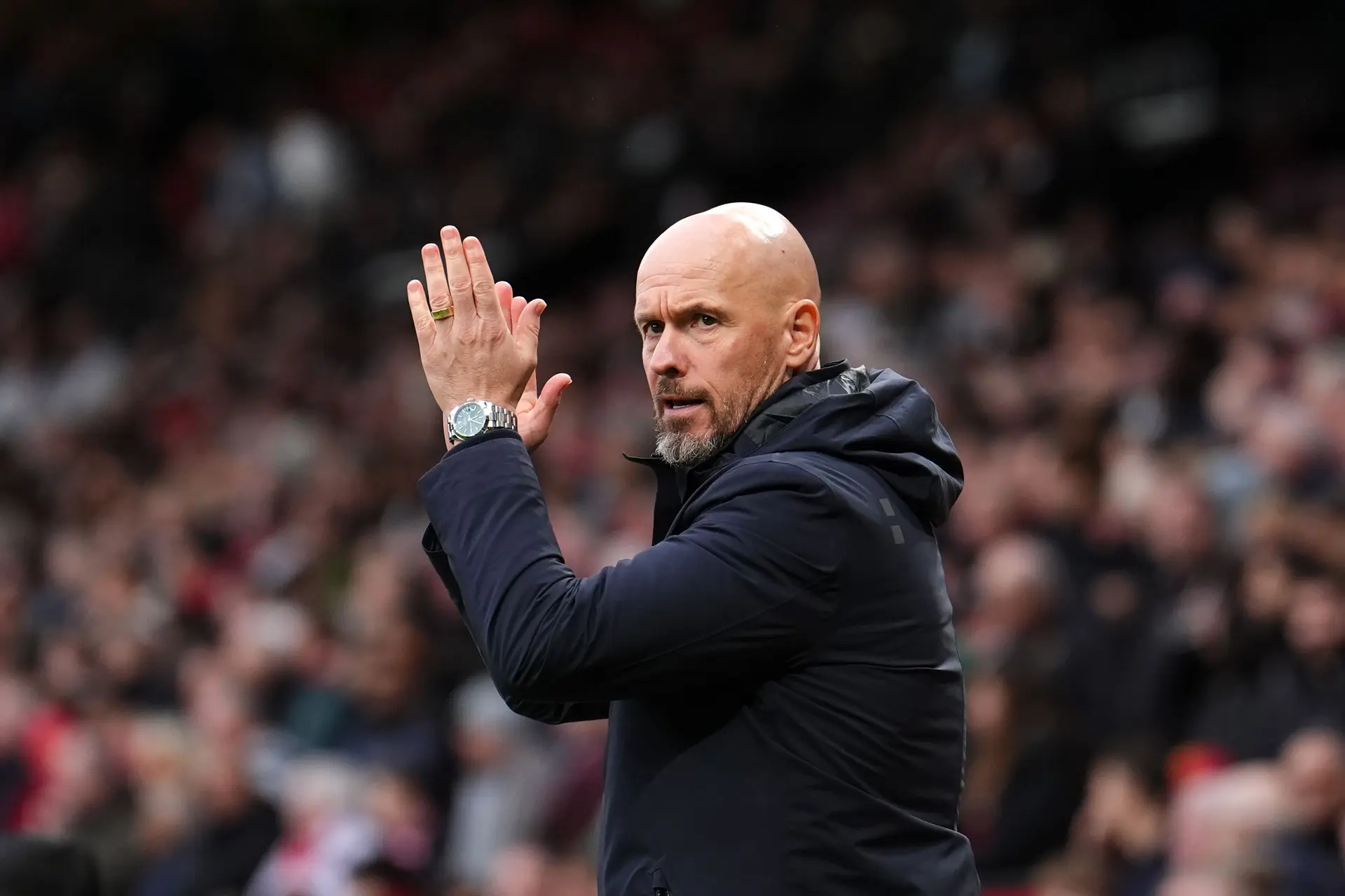 Ten Hag ondanks nieuwe oorwassing niet bang voor ontslag: 'Denk er niet aan'