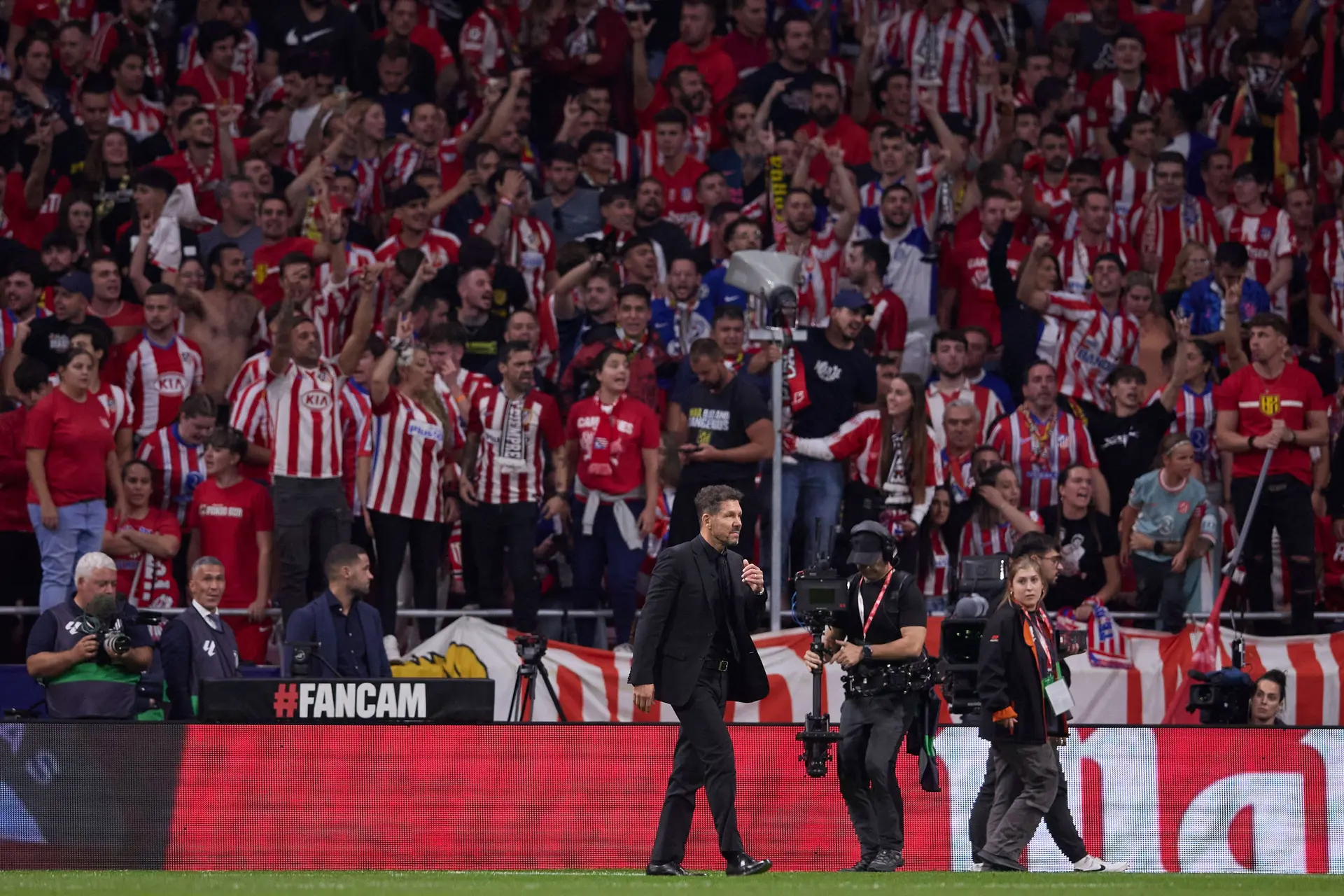 Simeone kwaad op fans na onderbroken Madrileense derby: 'Je helpt niet!'